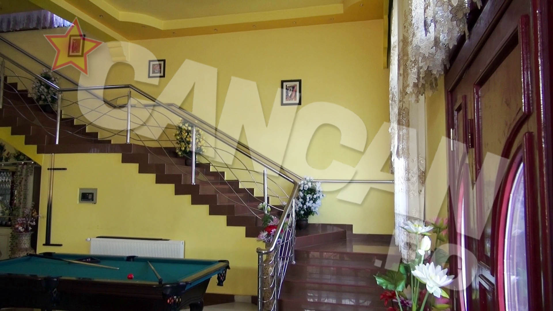 A gasit loc in living si pentru o masa de biliard