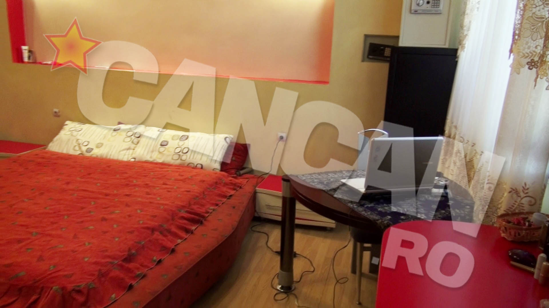 Leo is online. Drept dovada, laptopul e mereu deschis langa pat