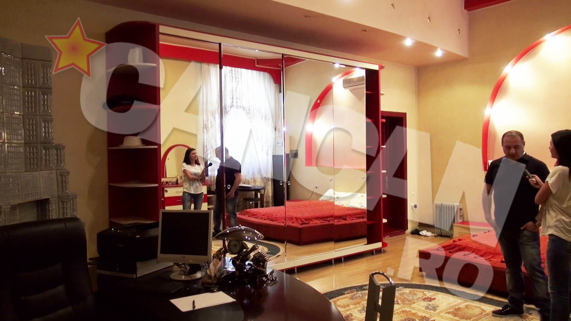 Langa pat, Leo si-a instalat biroul