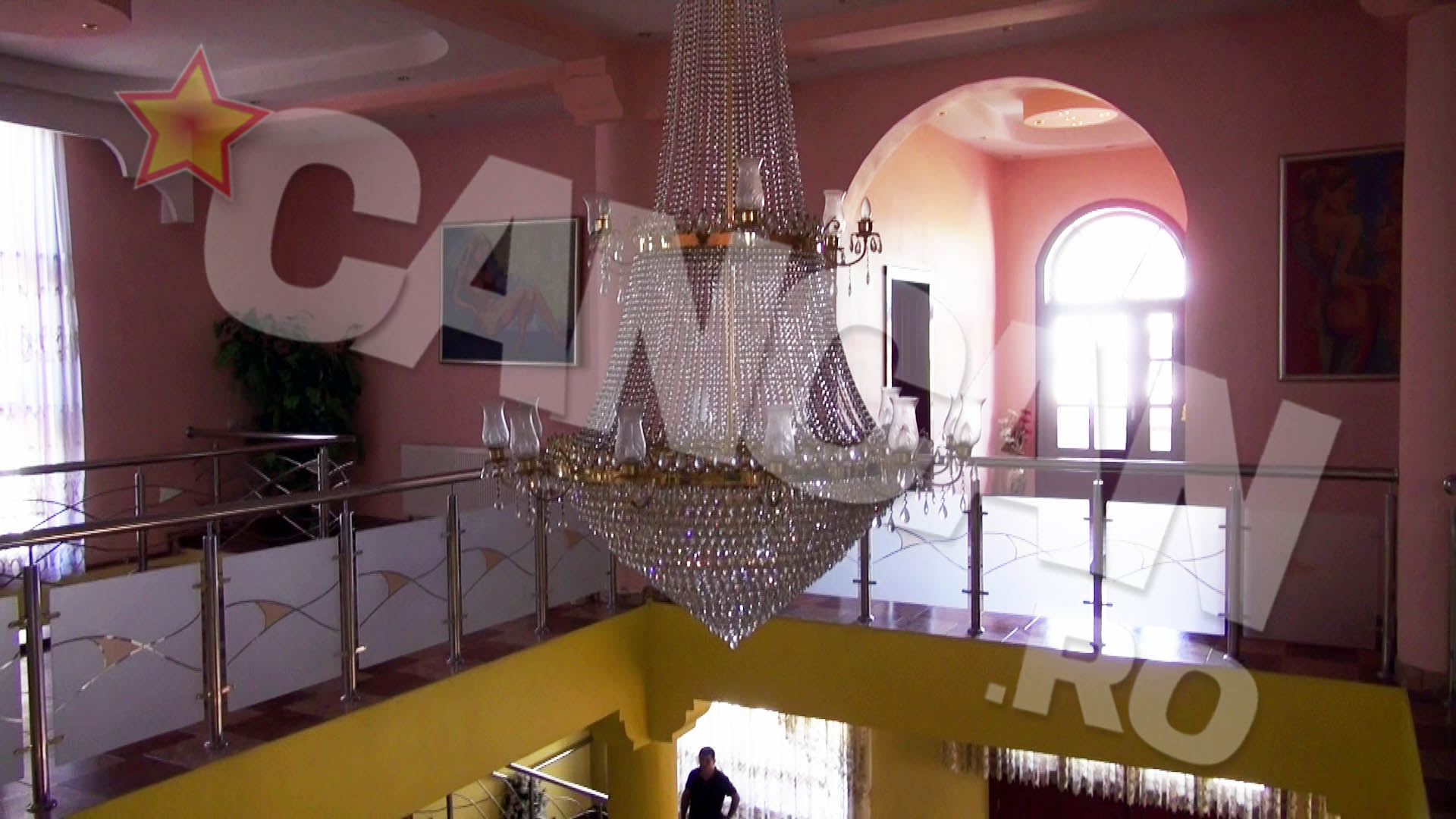 Candelabrul cu cristale lumineaza livingul imens