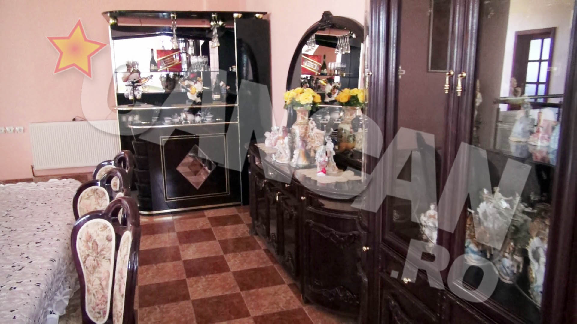 Vitrinele sunt pline cu bibelouri de toate marimile