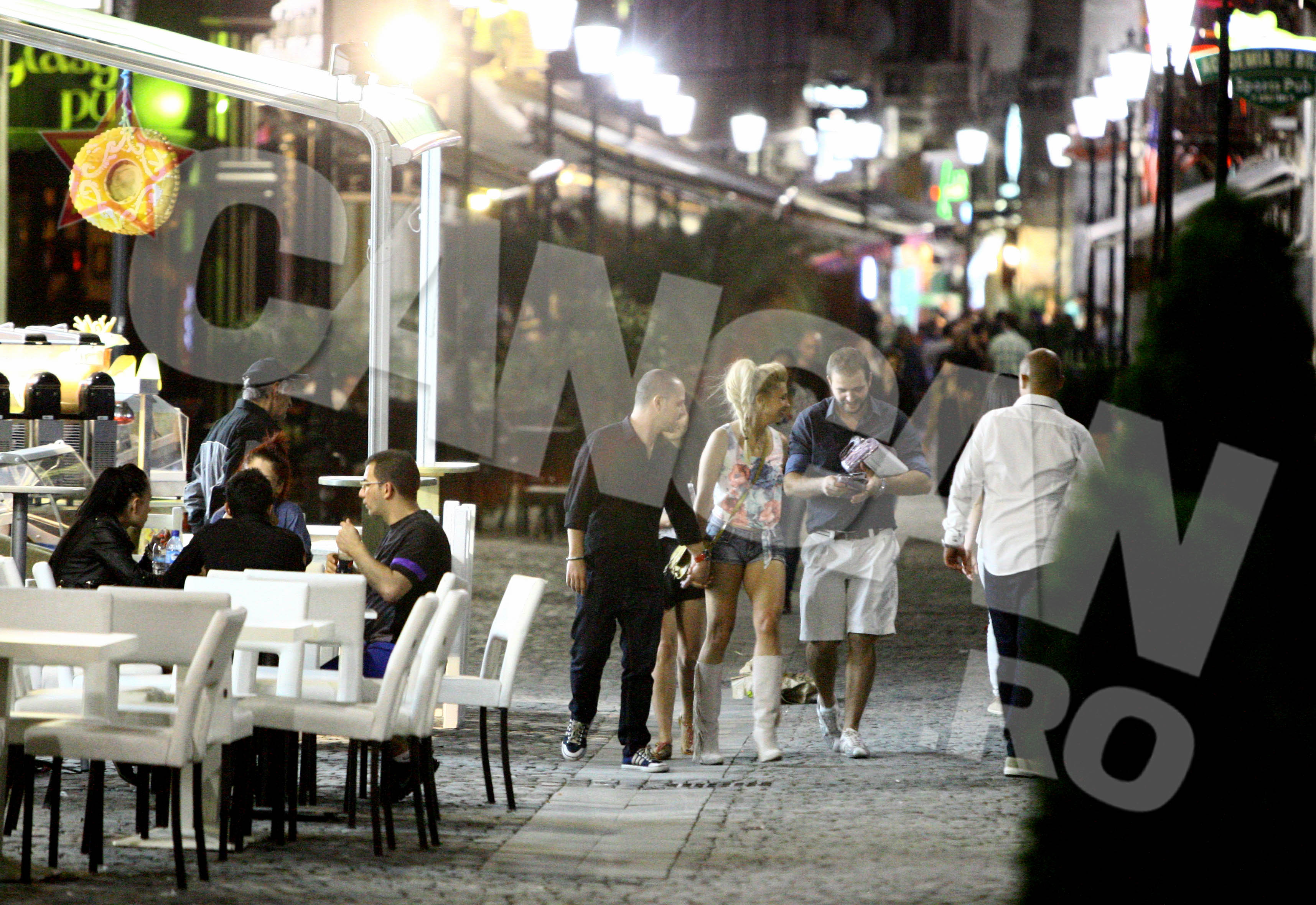 La plecare, Dan nu a scapat-o pe Lora din ochi si din mana