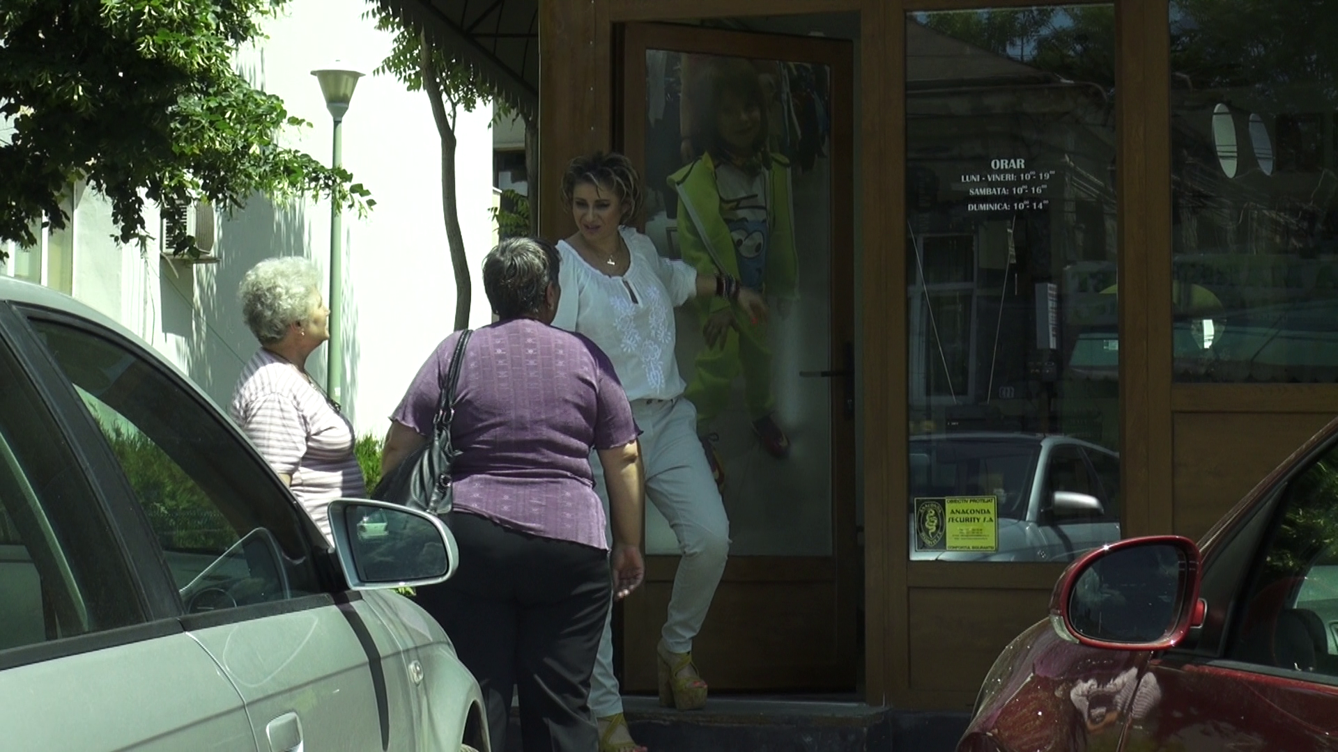 Prodanca le zambeste femeilor care o abordeaza