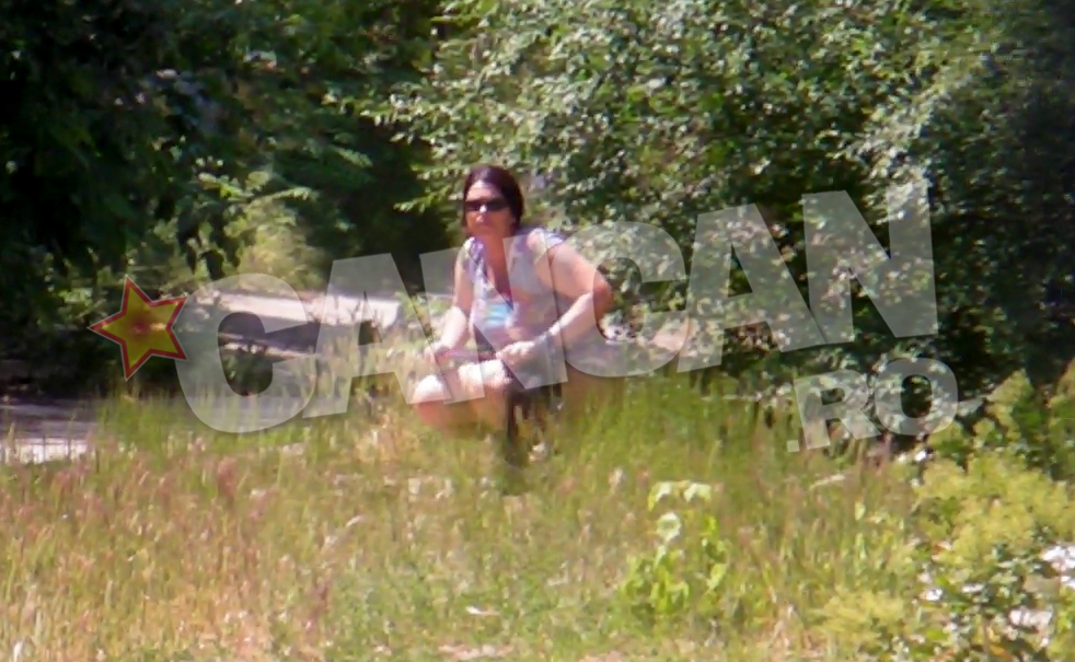 Presata de necesitatile fiziologice, Marijuana s-a retras intr-o zona de pe marginea marelui bulevard si a urinat