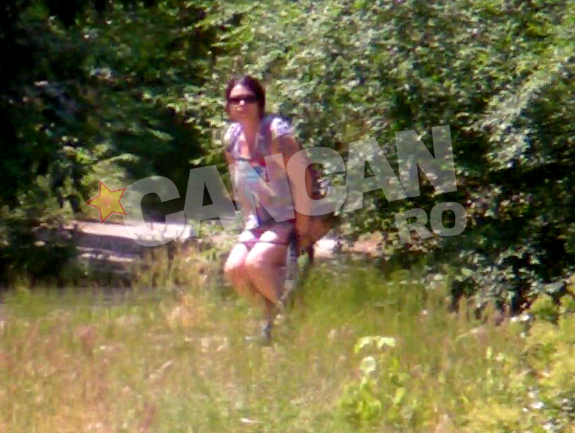 Imediat ce a terminat, s-a ridicat gratios si si-a tras lenjeria intima