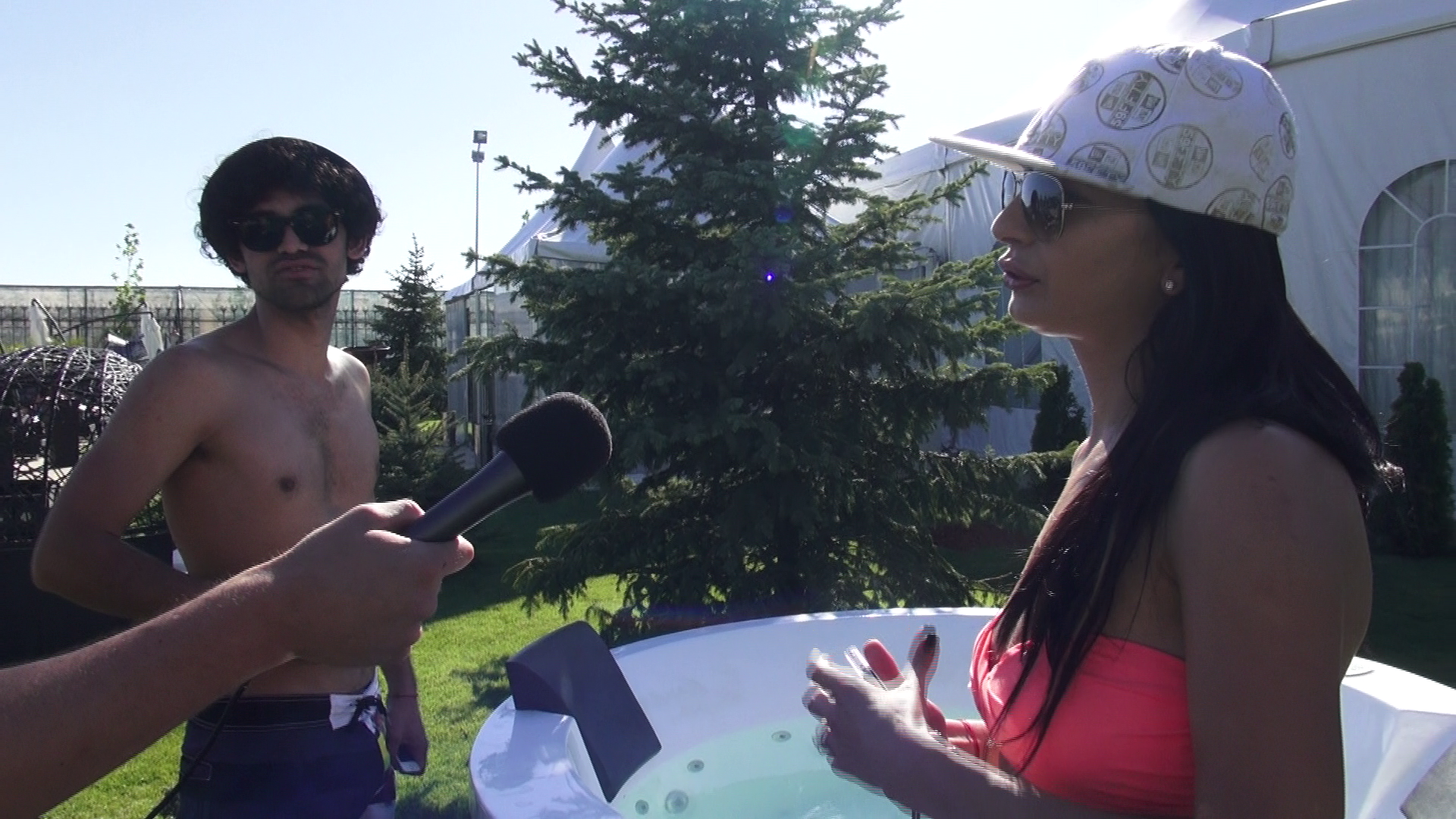 DJ Harra si amicul ei Marian Vasilescu au dat inapoi cand au vazut apa murdara din jacuzzi si au simtit-o pe cea rece din piscina, declarand ca se vor multumi doar cu soarele