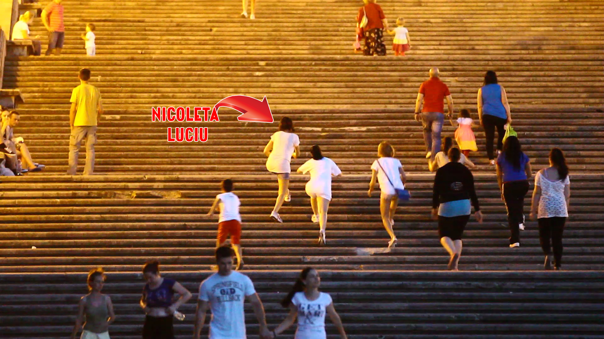 Dupa mai multe ture, cantareata ajunge sa urce si sa coboare 3500 de scari intr-o singura seara