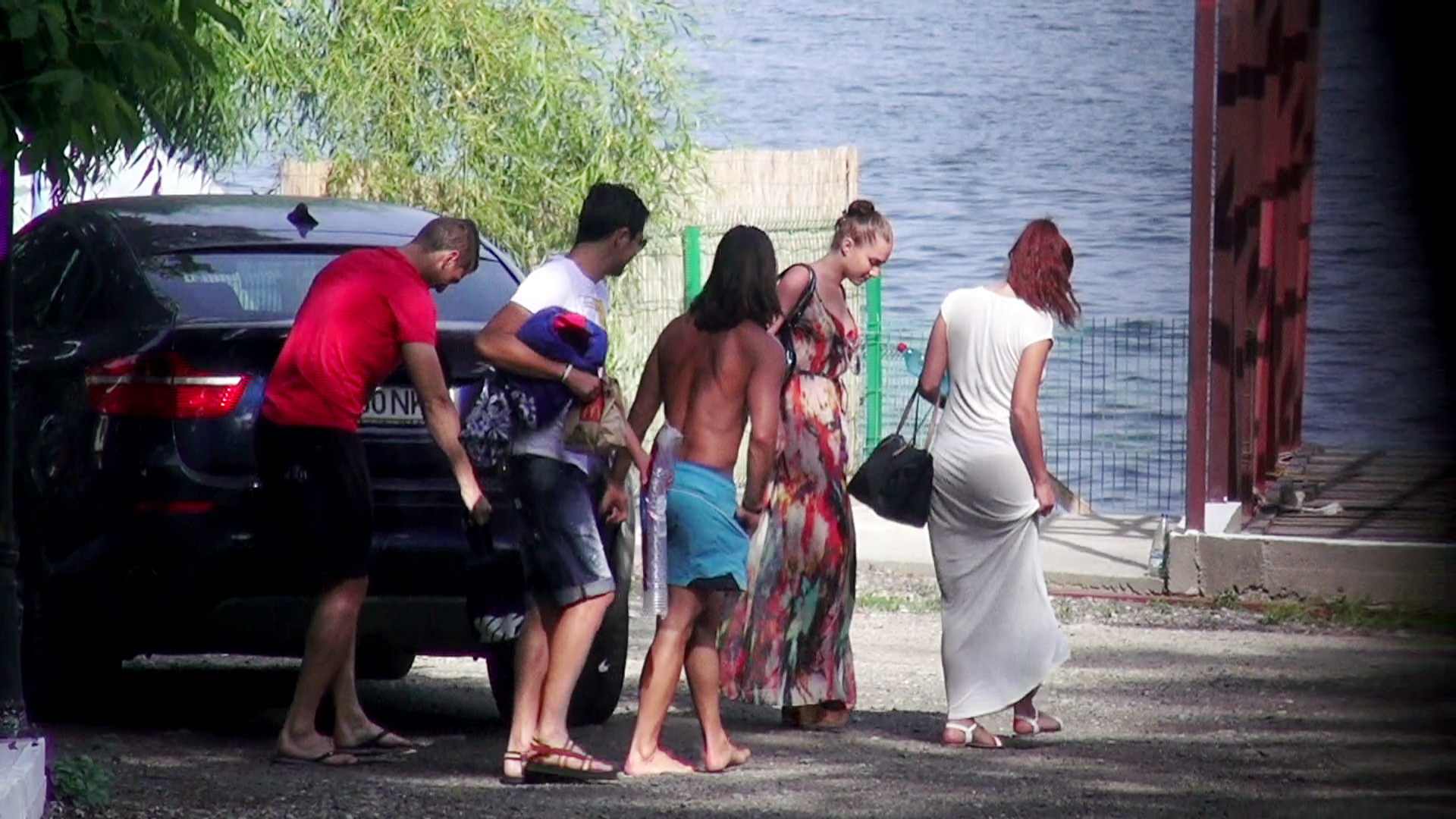 Nikolic si Iancu sunt ajutati de un prieten sa descarce zeci de sticle de bere din portbagaj. Le 