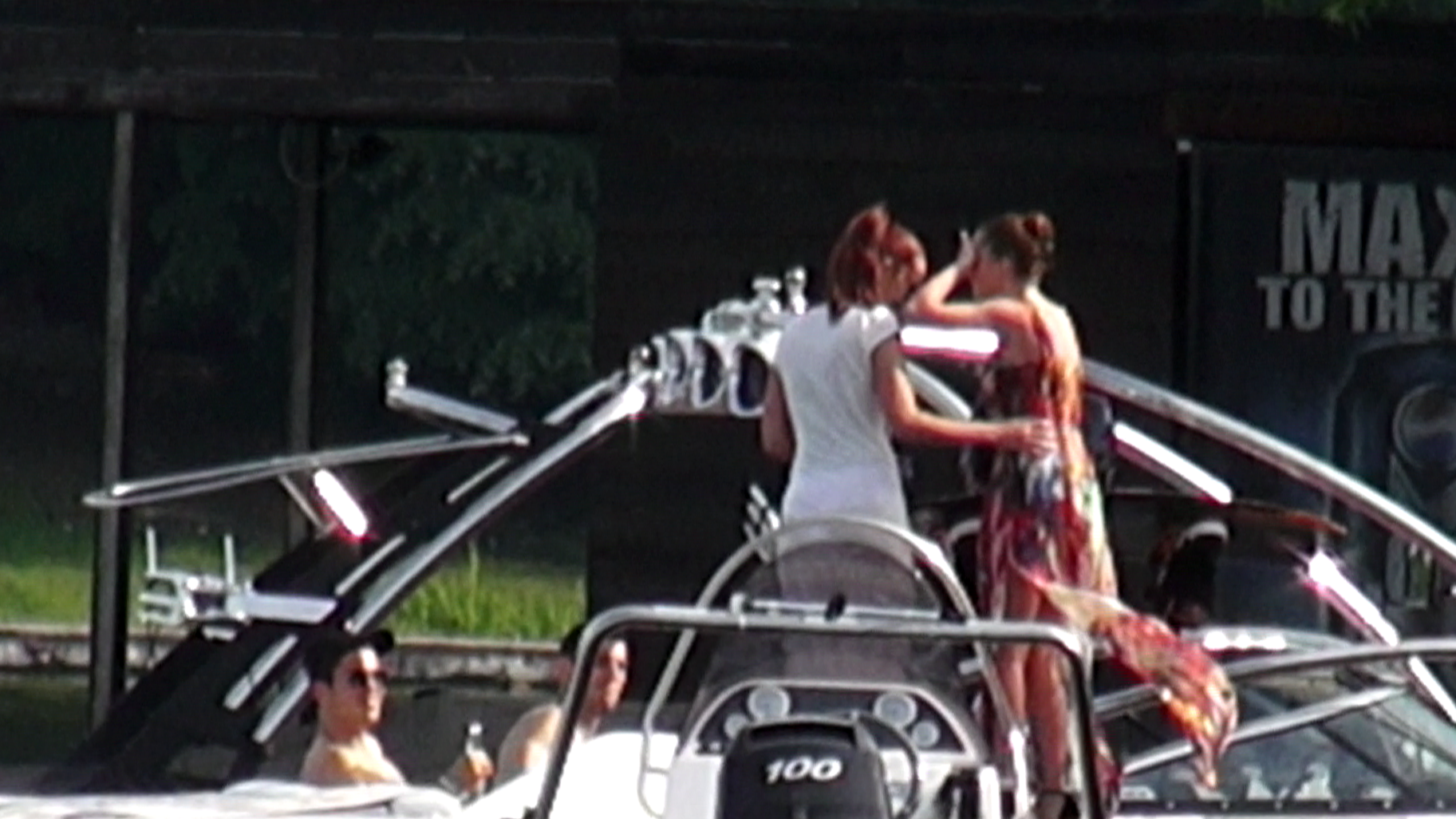 Plini de elan, jucatorii Stelei au urcat pe barca, iar Nikolic le ajuta pe fete. Iancu a 