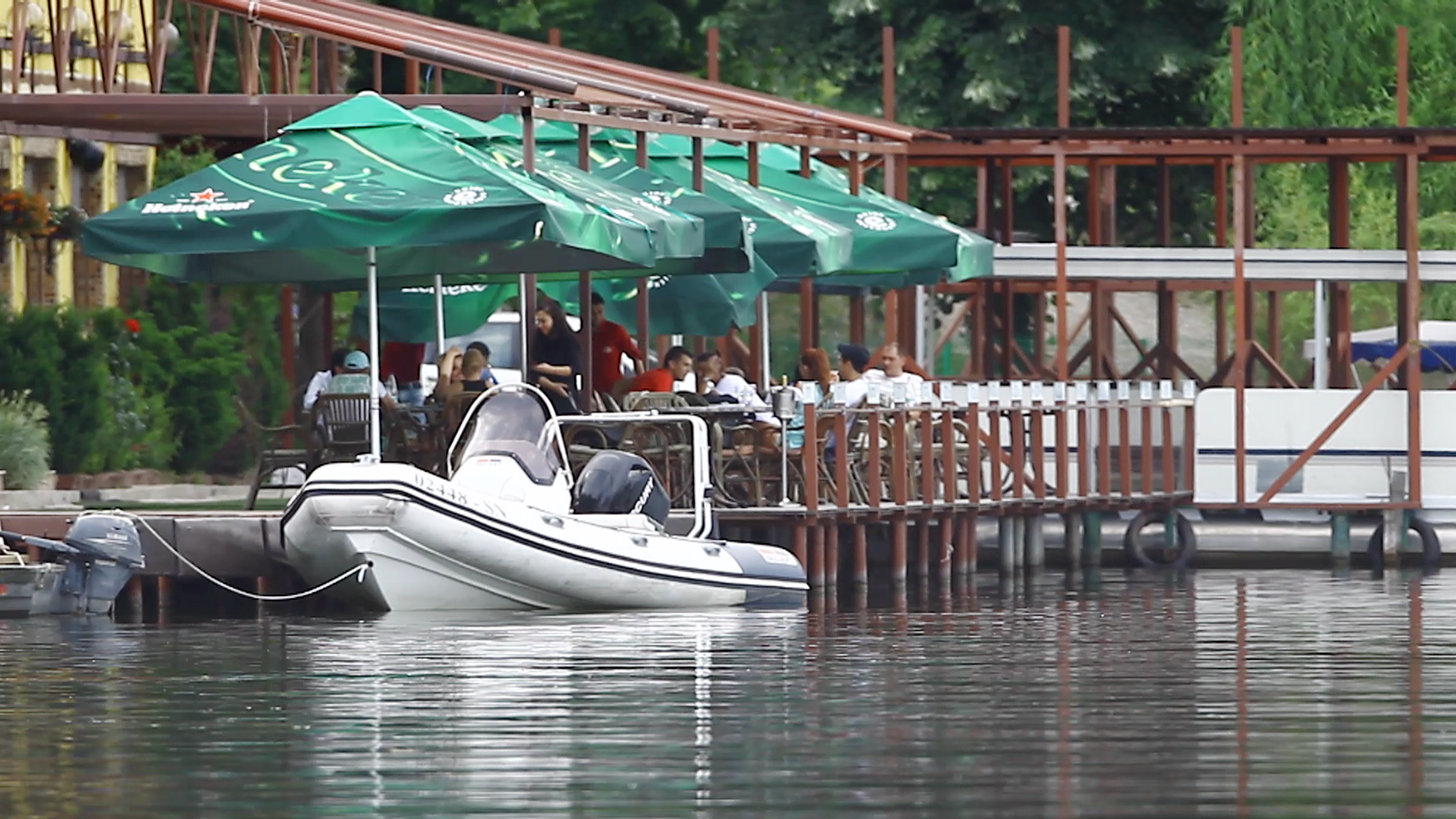 Cand patronul lor dadea ultimele declatarii la televizor, fotbalistii Stelei se asezau la o masa, la terasa, pentru cina