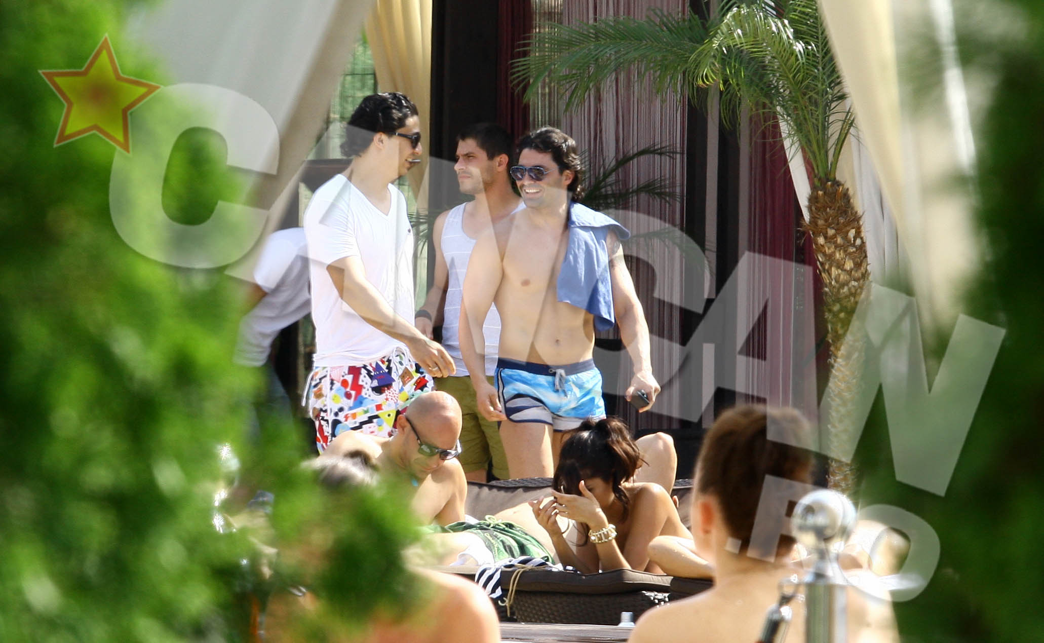 Pepe si-a facut aparitia pe malul piscinei la bustul gol si cu muschii incordati