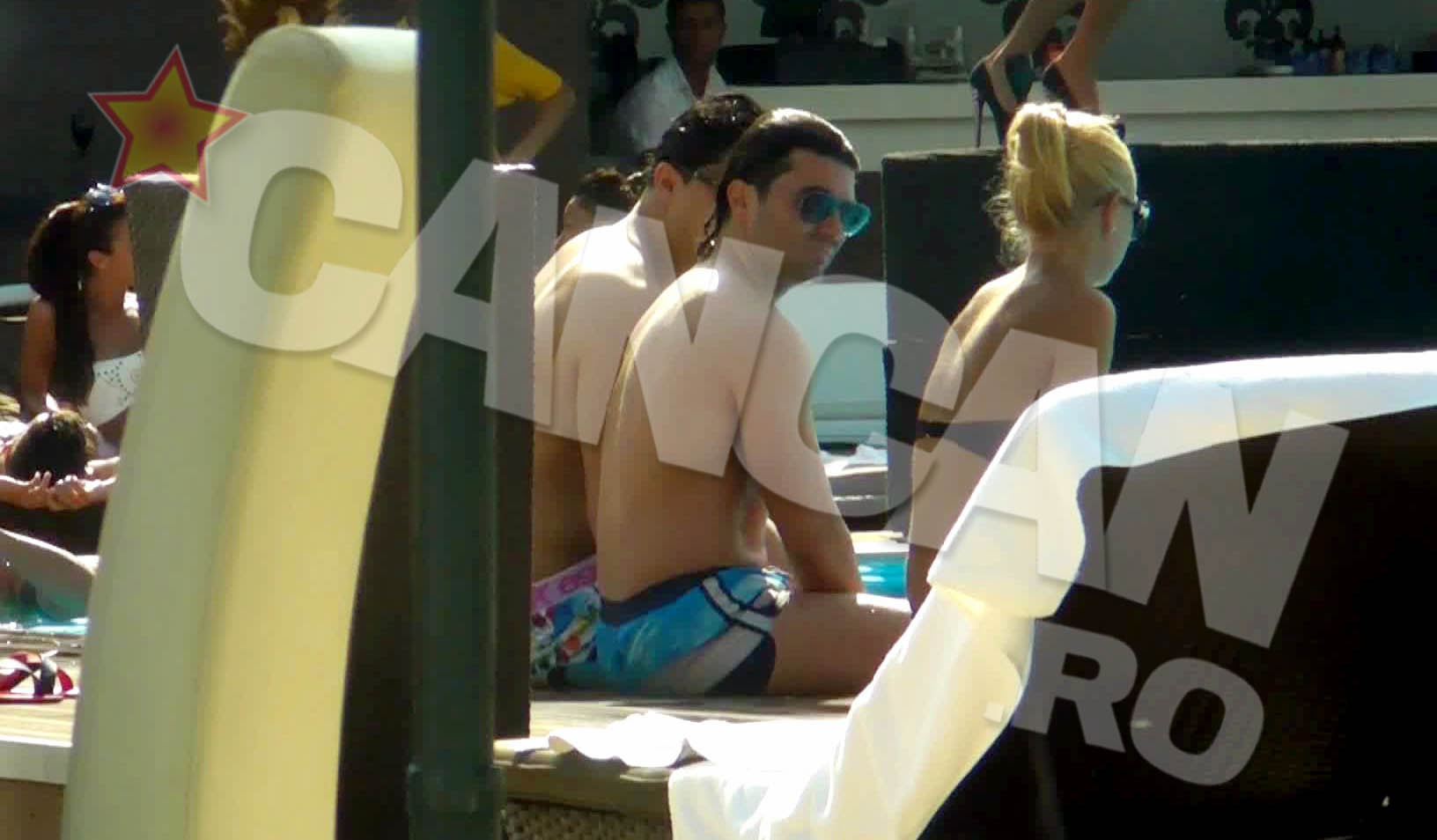 Si blonda de langa el i-a atras atentia