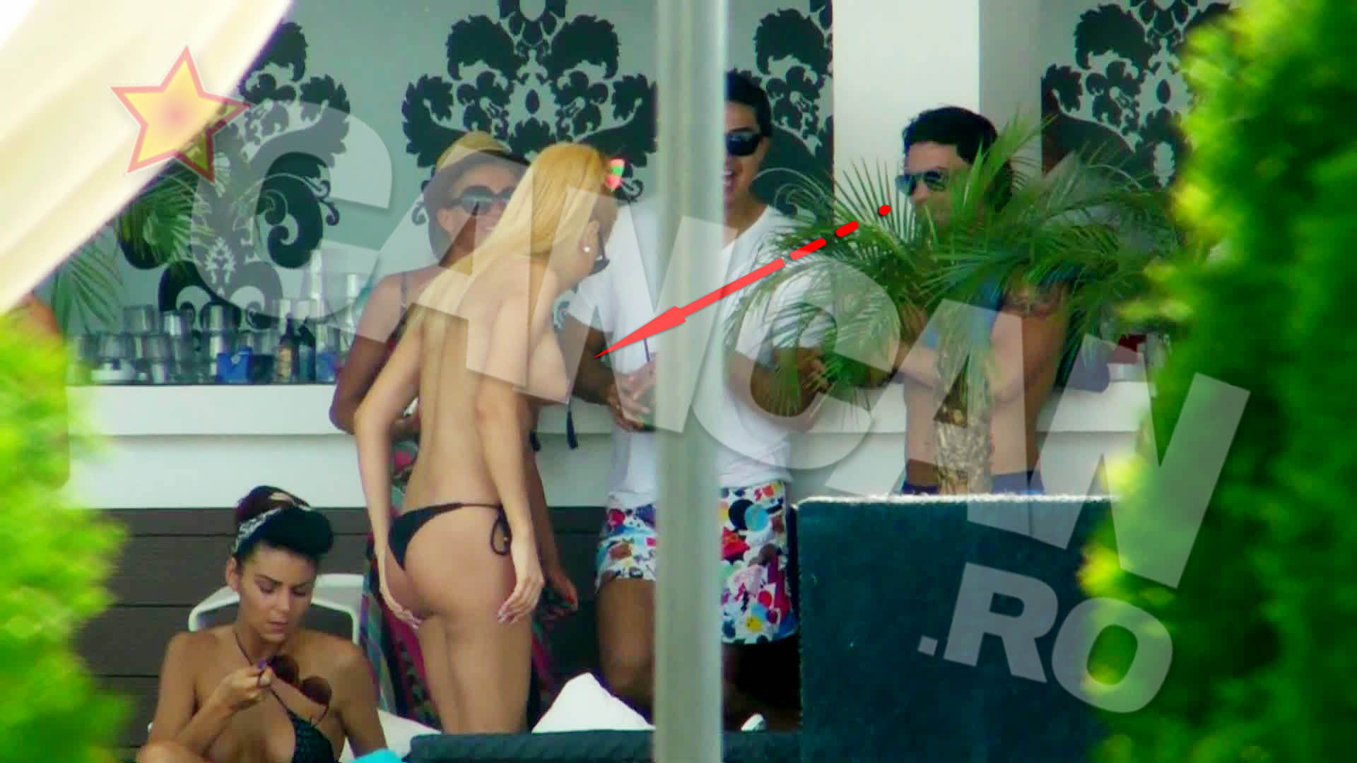 Dar cea cu ciucurei pe sani l-a captivat pe deplin