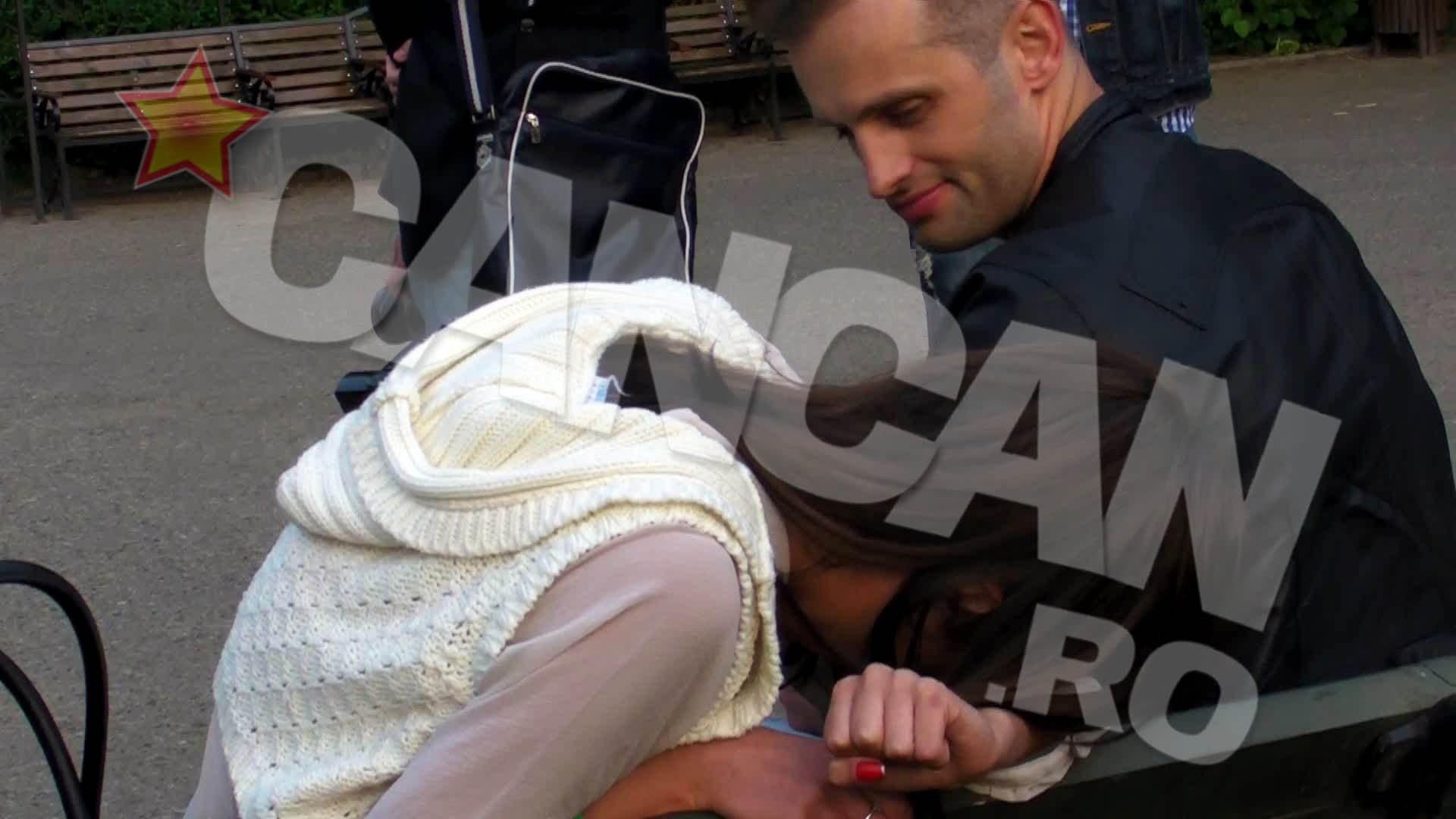 Resemnat, artistul a decis sa plece si sa-si abandoneze cucerirea pe banca in parc. Dar nu inainte de a-i spune ceva la ureche