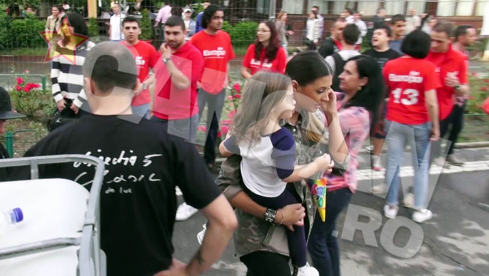 Cand nu este pe scena, cantareata este cu Maya in brate