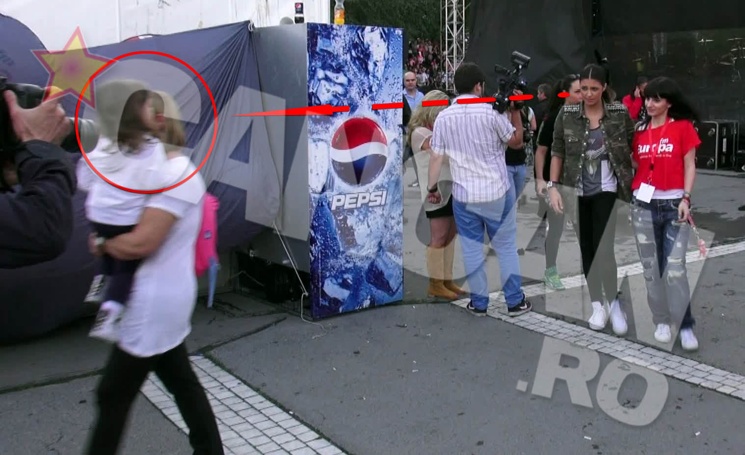 Cand micuta e in grija altcuiva, Antonia nu nu o scapa din ochi