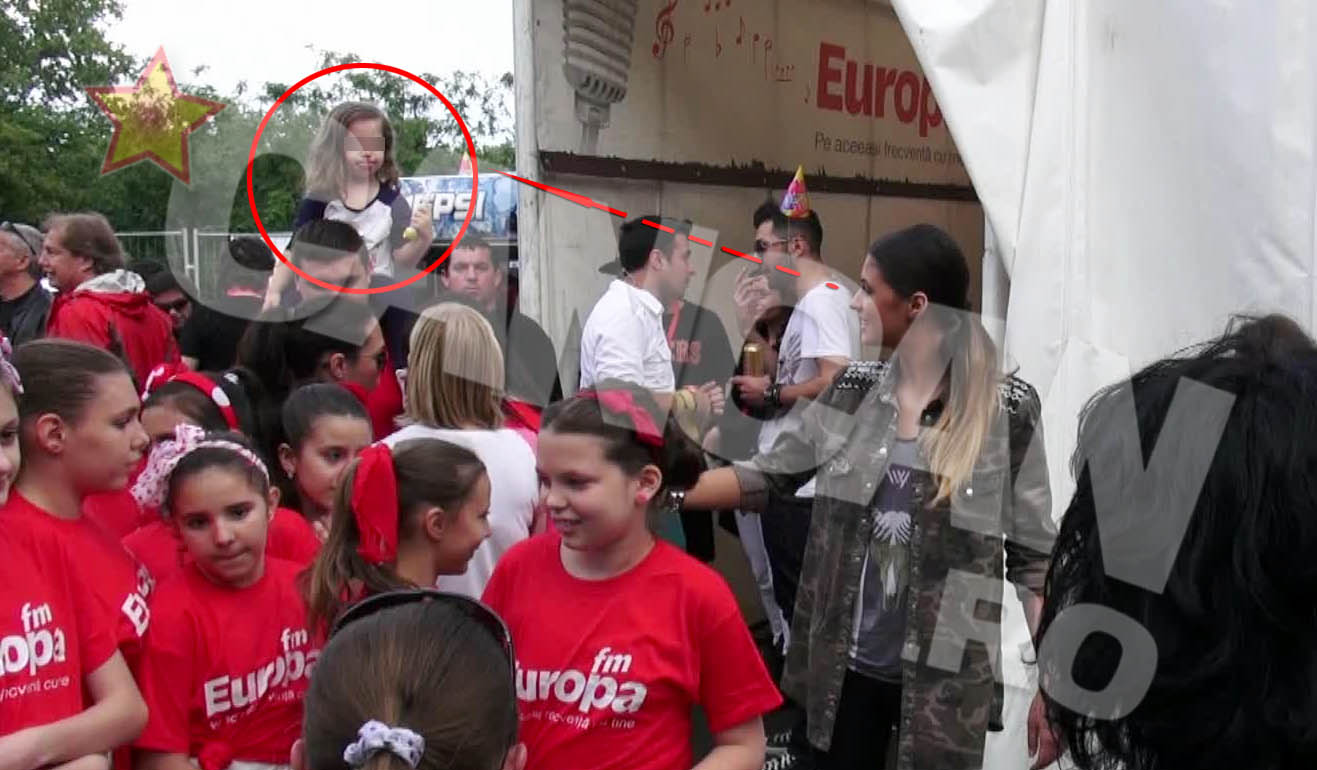 Nici atunci cand este inconjurata de fanii care i isolicita intreaga atentie