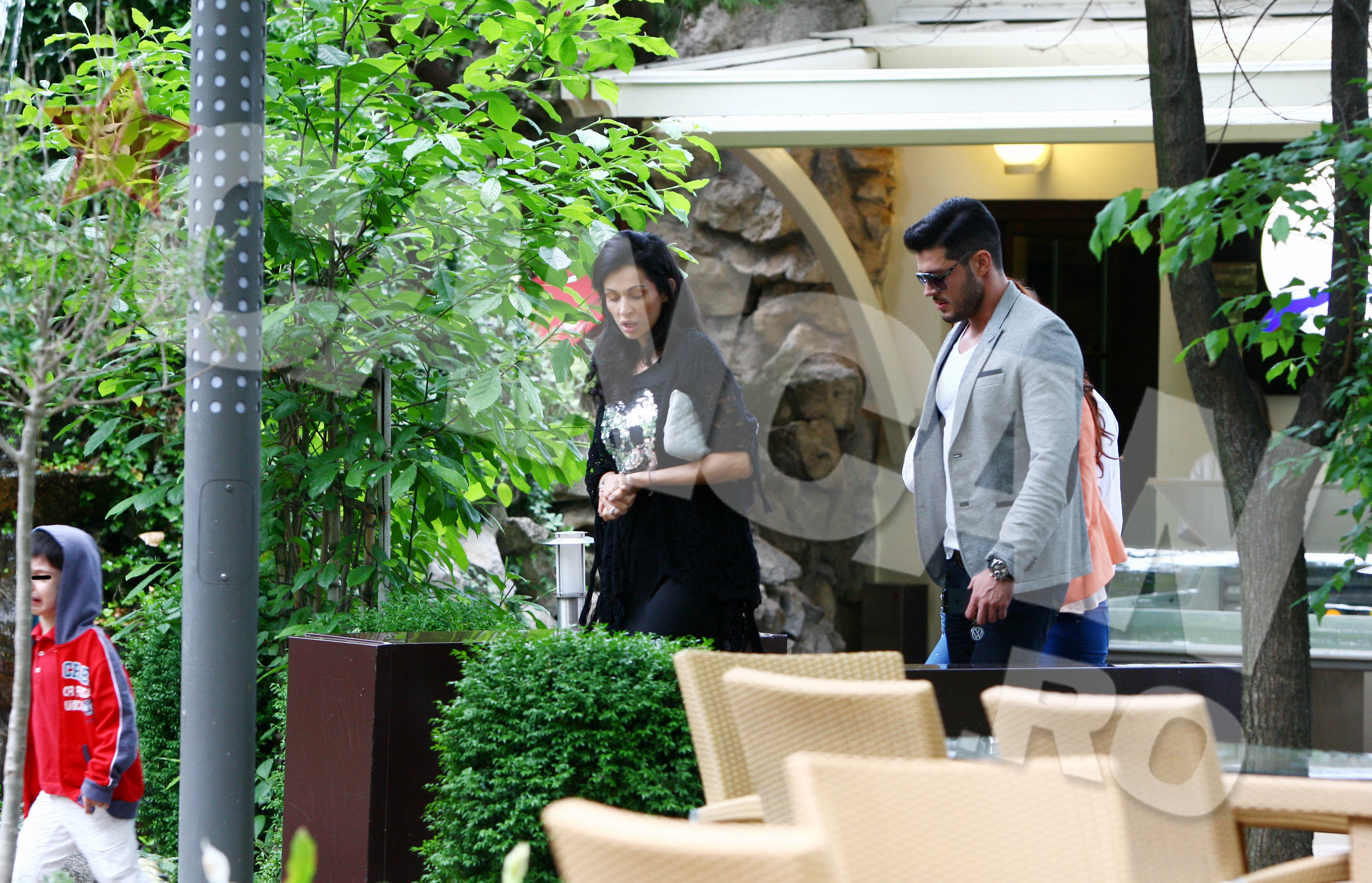 Dupa cina, Luciu a parasit restaurantul prima, in urmarirea lui Szolt Jr. care plangea dupa o jucarie pierduta