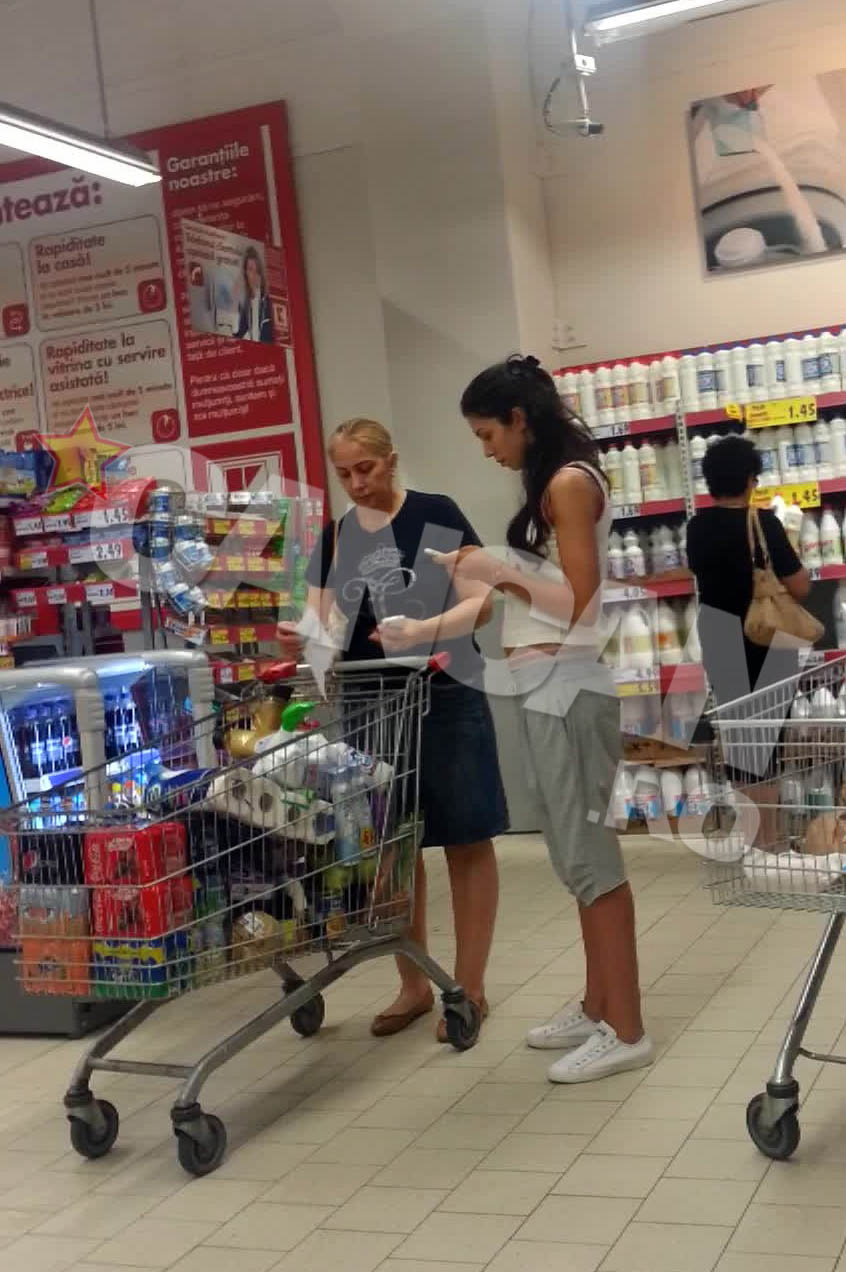 Stiind ca va pierde ore printre raioane, Raluca nu s-a obosit sa se machieze, coafeze sau aranjeze, ci a optat pentru o tinuta