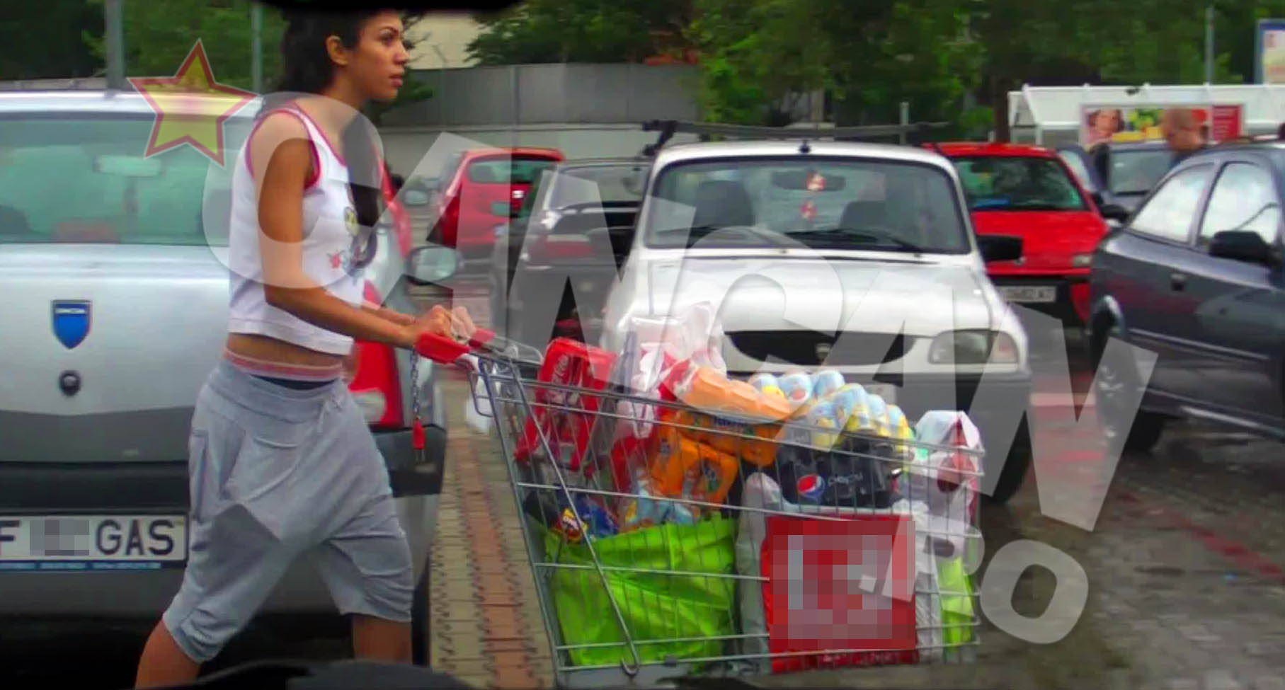 Atenta la carutul greu, Raluca nu a observat ca pantalonii i s-au tras in jos si lenjeria intima a iesit la iveala