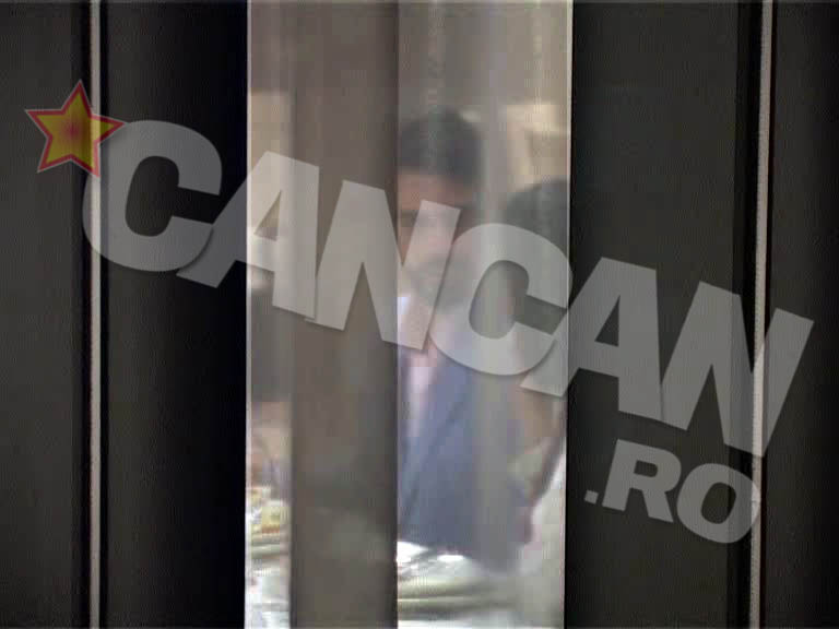 Cei doi au profitat de orice apropiere si s-au comportat cu o familiaritate graitoare