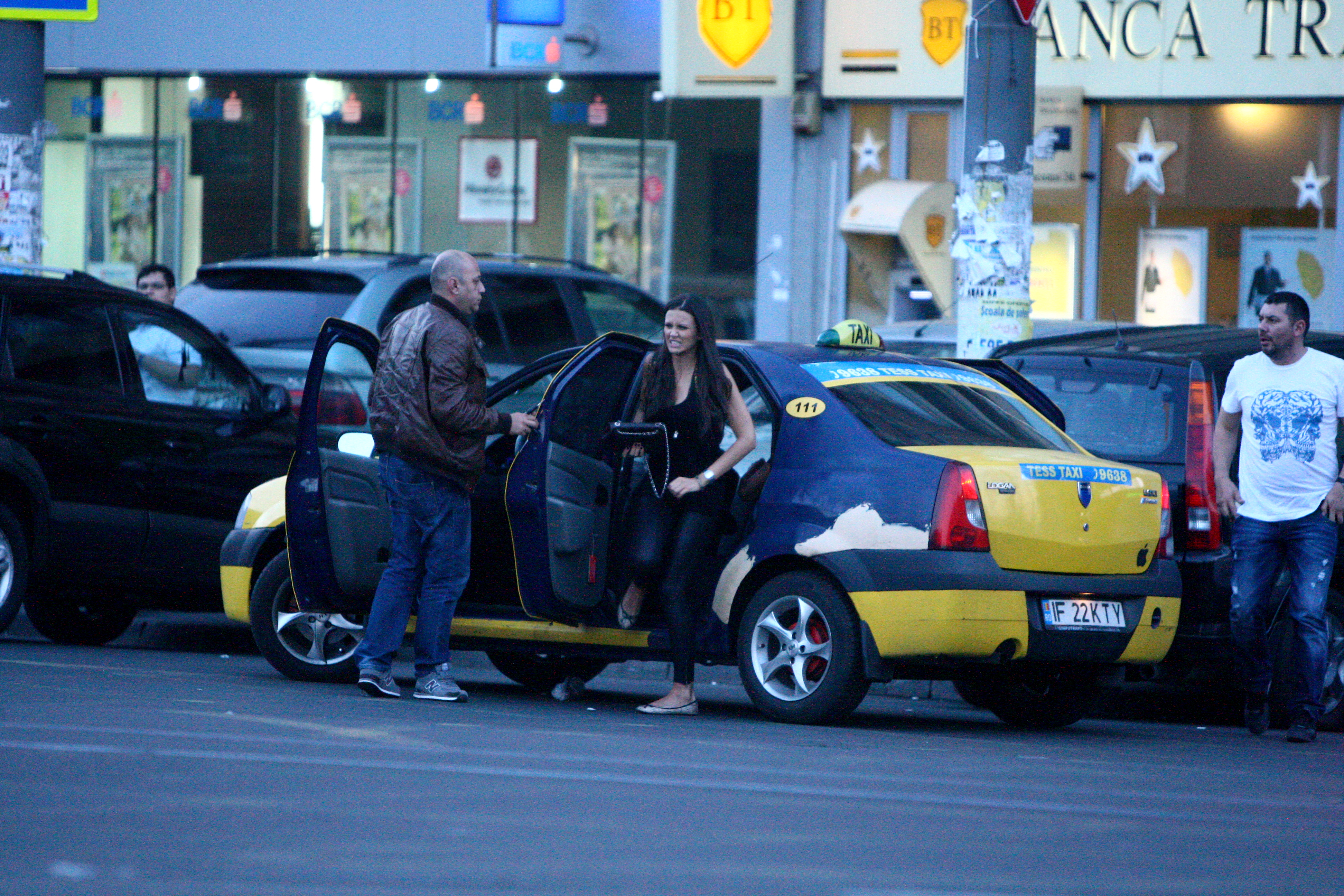 Vizibil infometata, prezentatoarea Tv coboara grabita din taxi