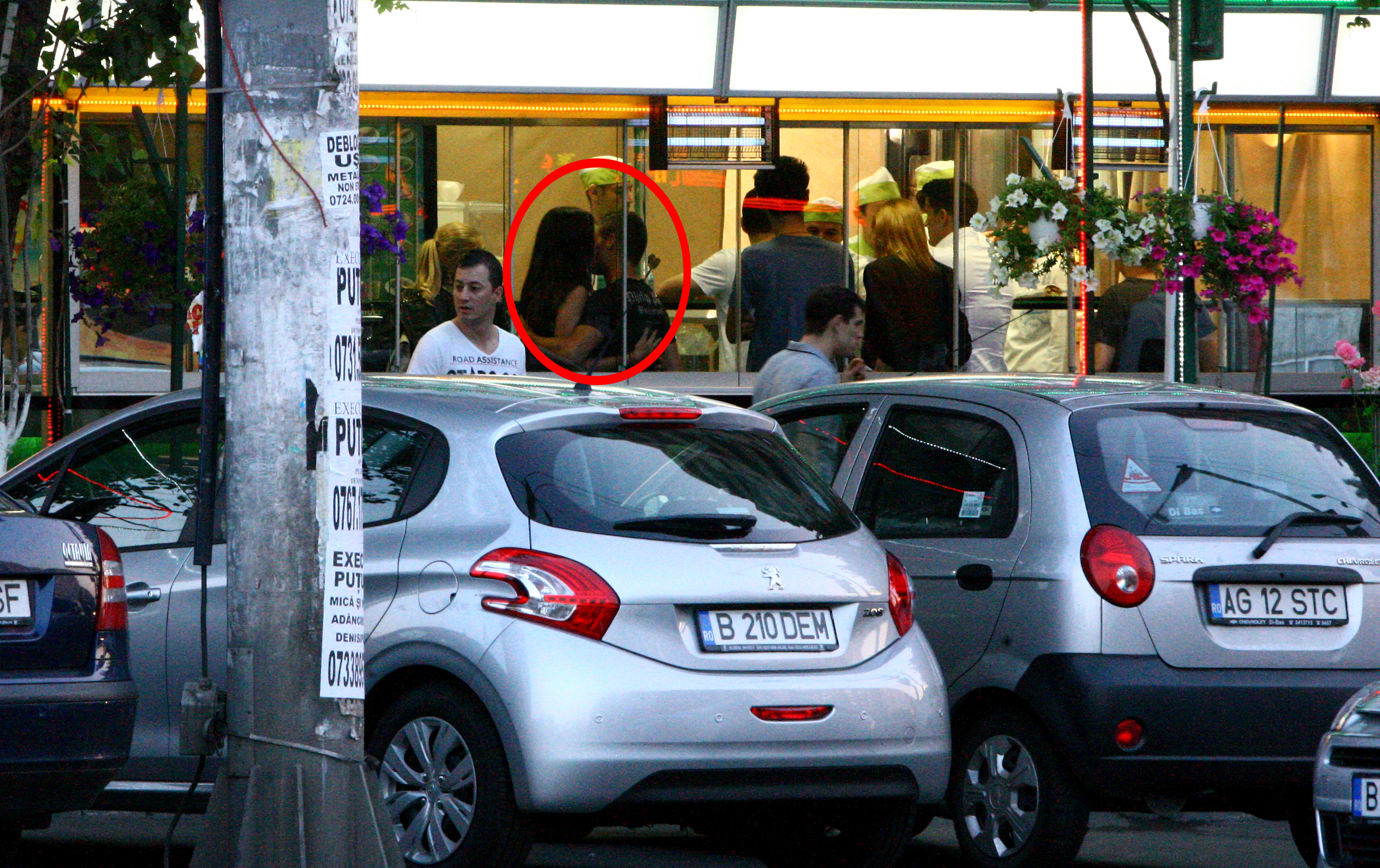 Iulia si Torje se saruta in interiorului fast food-ului