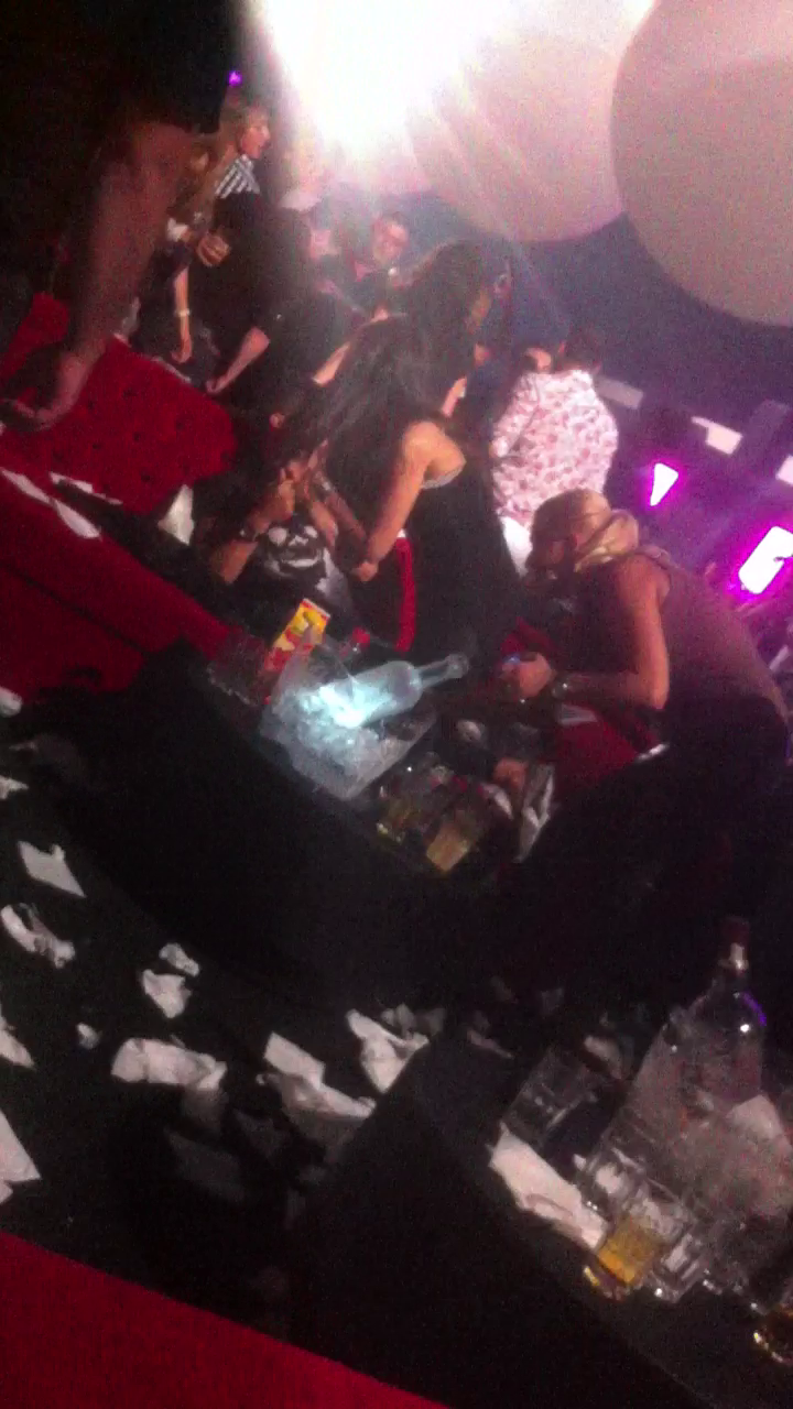 Parlea se arunca peste el pe canapea si incepe sa-l sarute