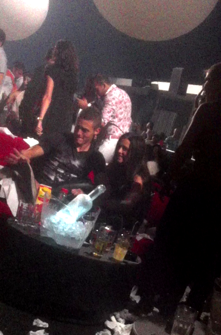 Fotbalistul ii scoate balerinii