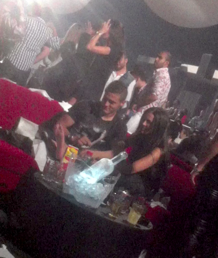 Bruneta nu riposteaza si ramane in picioarele goale