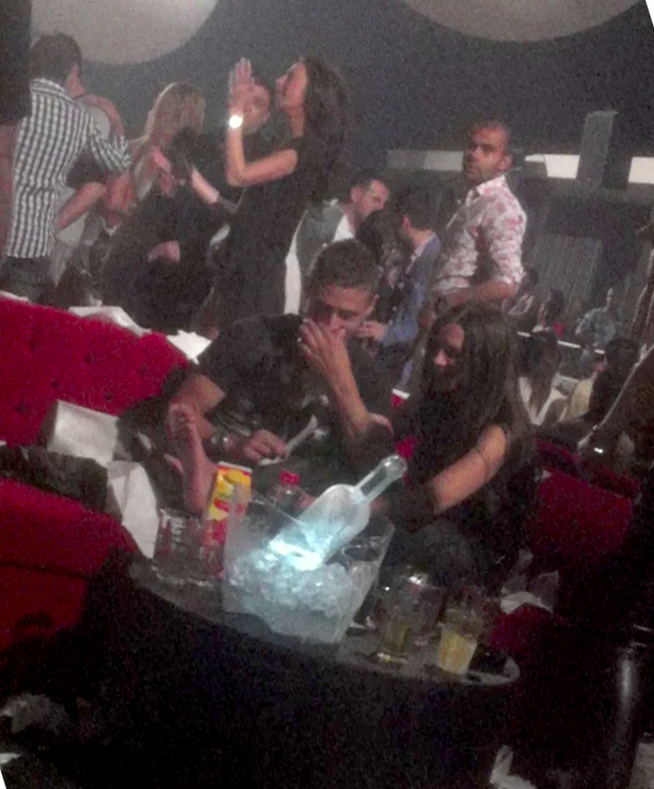 In gluma, sportivul duce mana la nas, semn ca ii picioarele Iuliei miros urat