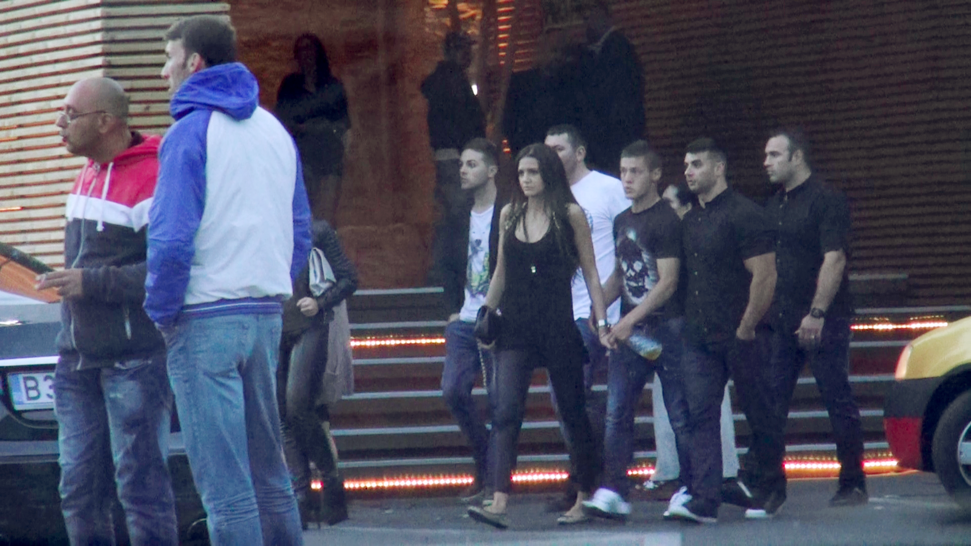 Spre dimineata cei doi amorezi impreuna cu gasca de prieteni parasesc clubul