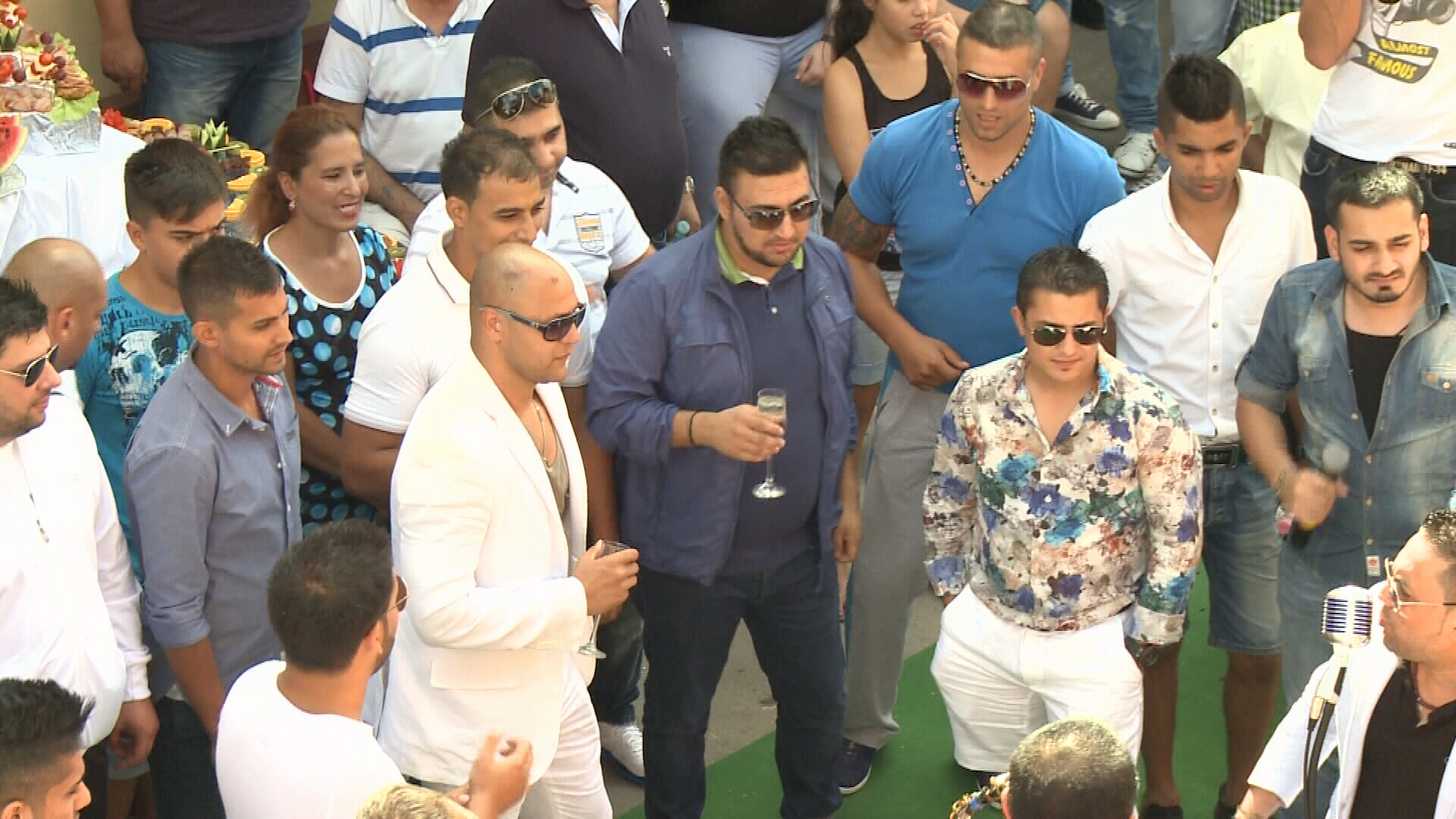 Toata lumea a venit sa petreaca alaturi de Rustem si sotia lui