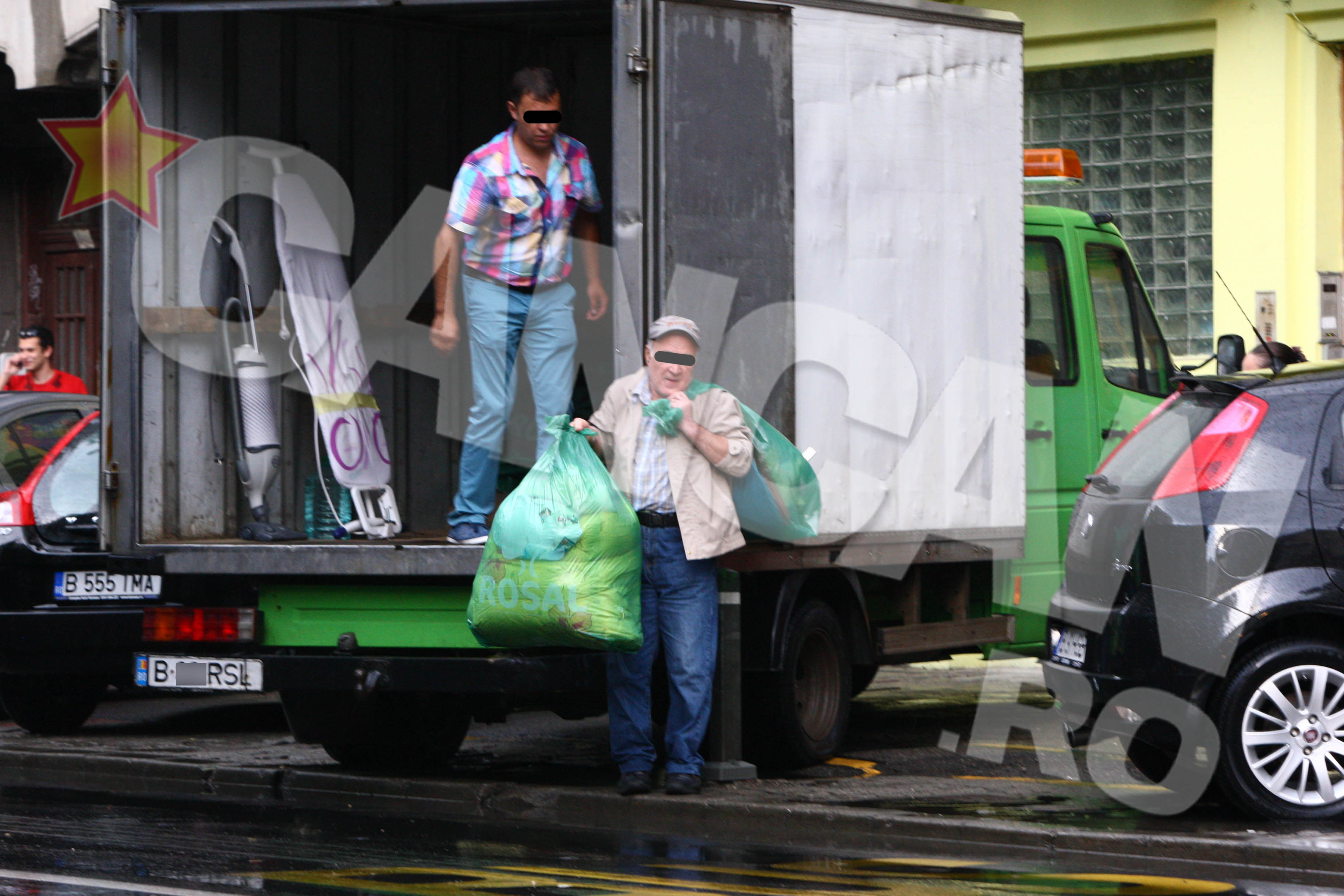 Angajatii lui Prigoana au strans toata agoniseala doamnei intr-un camion al firmei