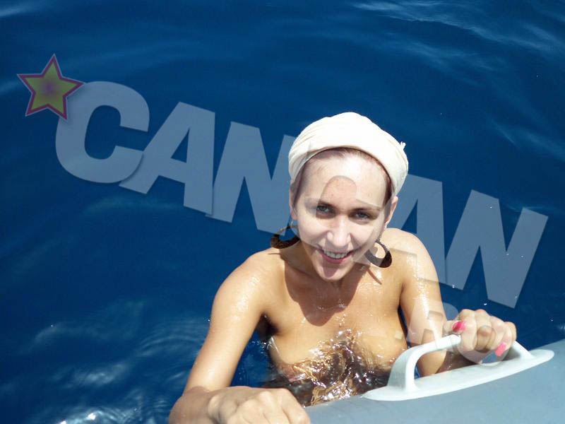 Dana nu s-a sfiit sa-si dea sutienul jos intr-o tara in care femile se acopera din cap pana in picioare