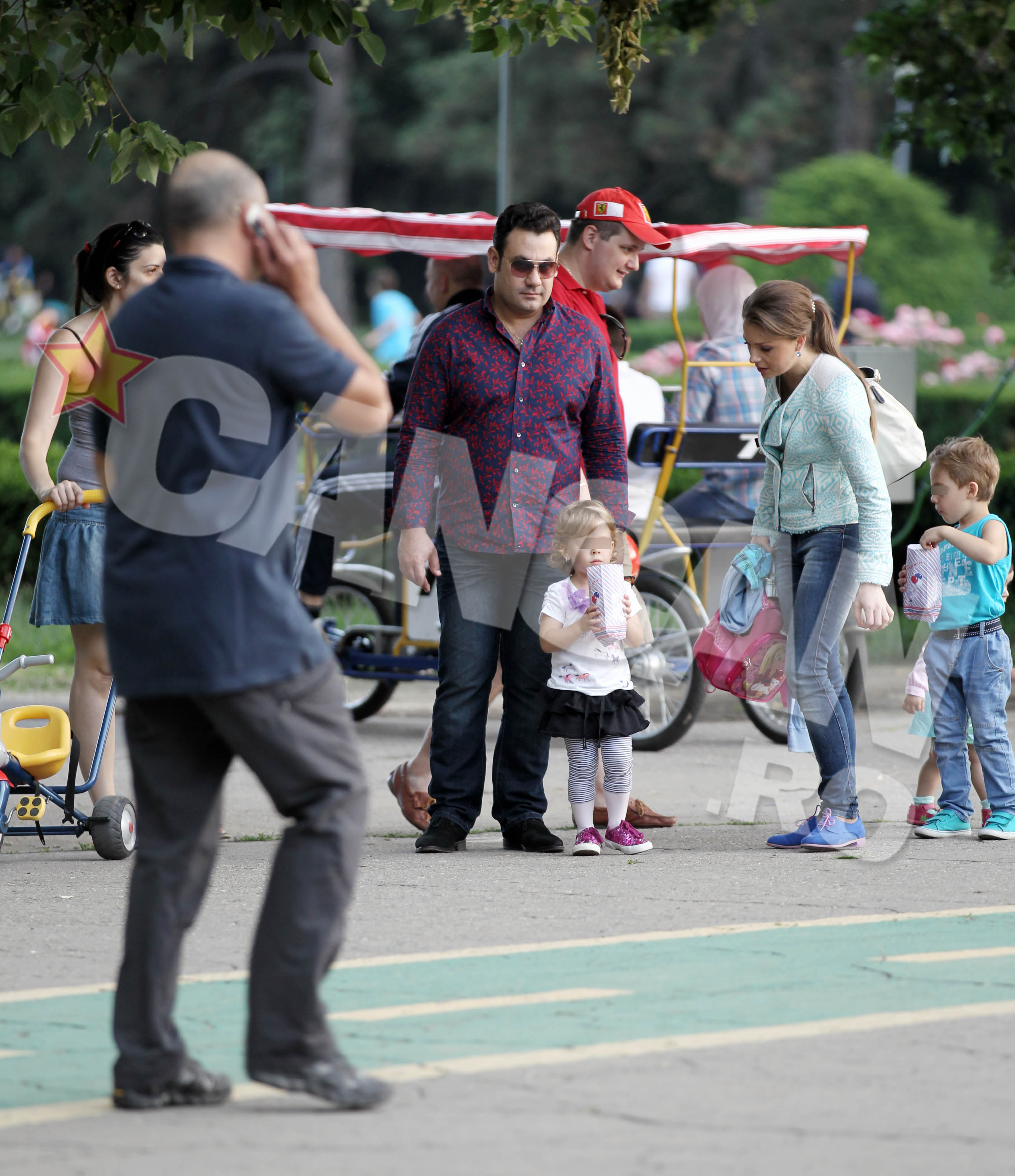 Fiul regretatului cantaret a inceput sa semene atat de mult cu tatal lui, incat persoanale care l-au intalnit pe strada, mai ales cele mai in varsta, l-au privit cu uimire