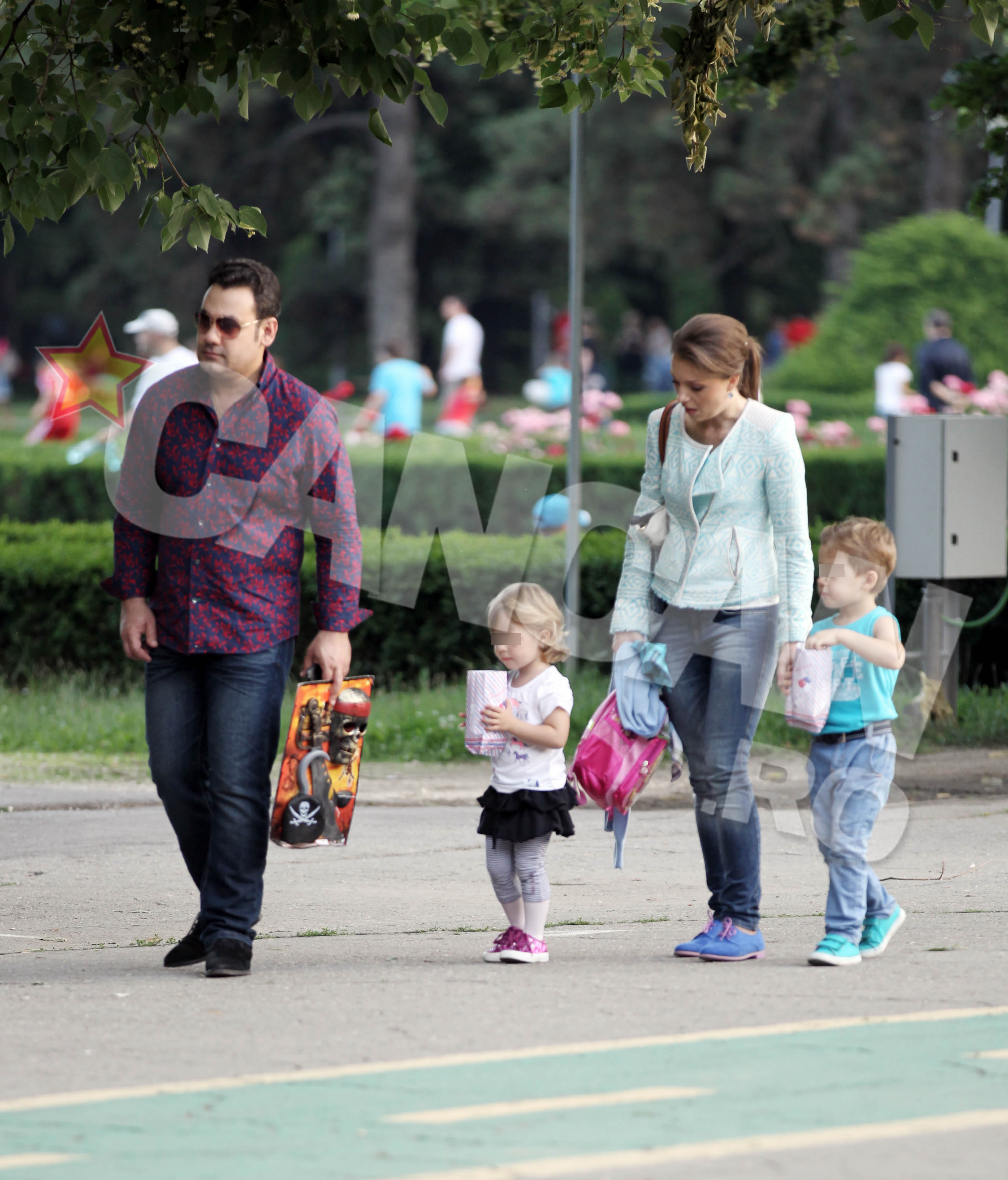 Ionut Dolanescu si-a scos sotia si copiii la o plimbare in parcul Herastrau