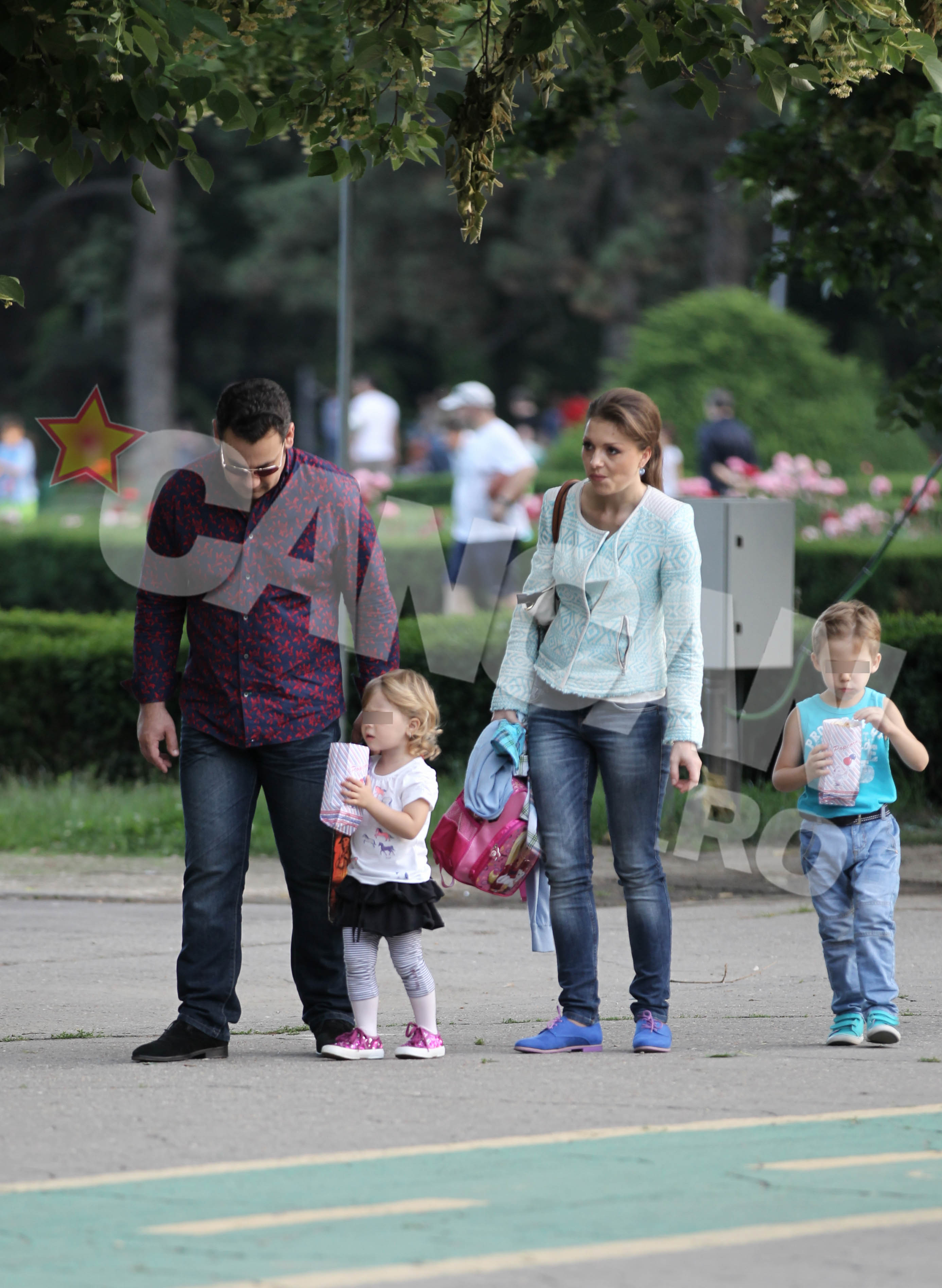 Cantaretul si-a supravegheat cu atentie familia pe toata durata plimbarii