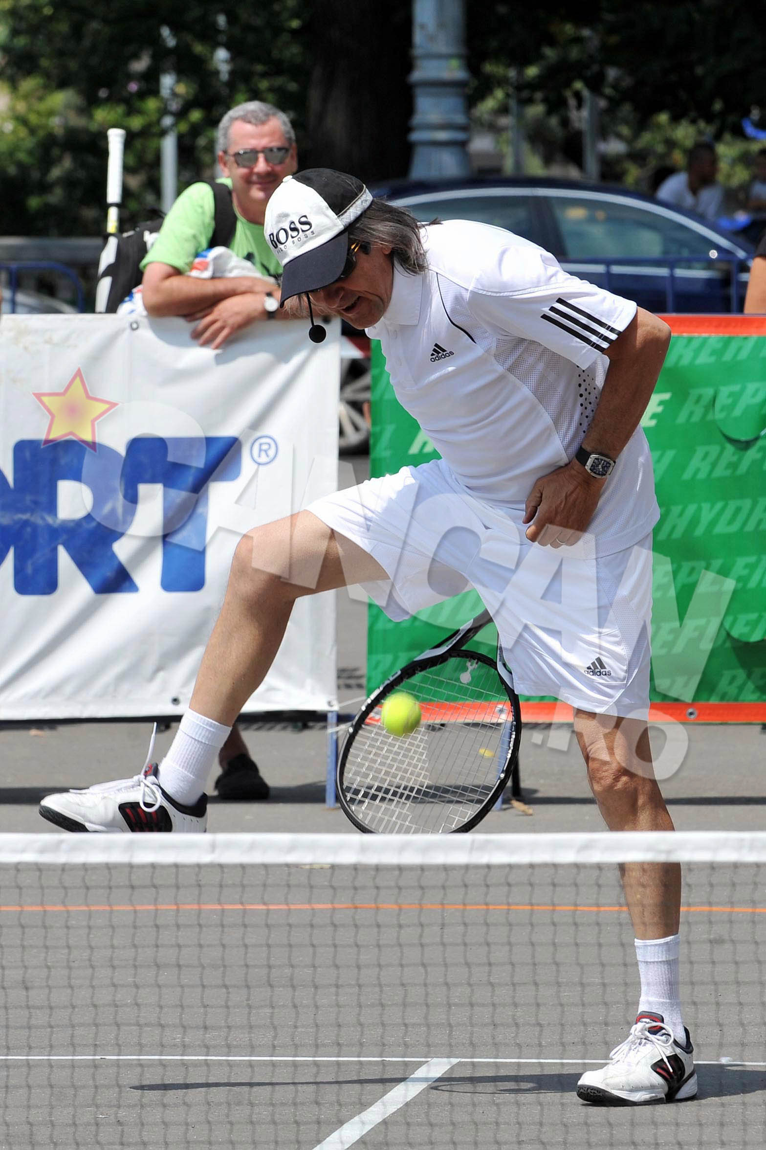 Dupa 26 de ani, Ilie Nastase nu si-a pierdut abilitatea de a juca si, probabil, nici pe cea de a canta