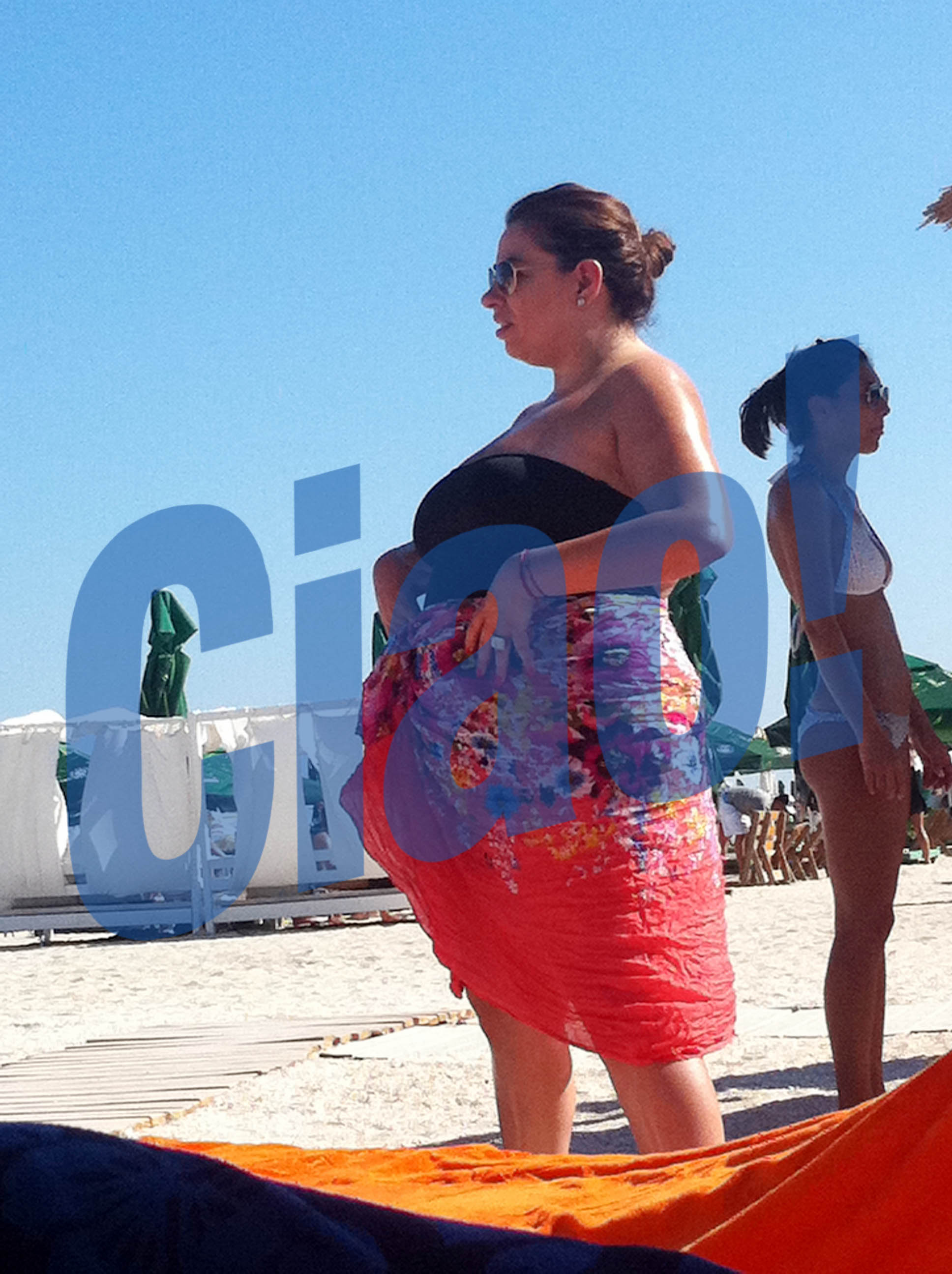 Constieta de silueta-i impresionanta, Oana Roman alege totusi pentru plaja un costum de baie intreg si o esarfa pe care si-o leaga in jurul...taliei