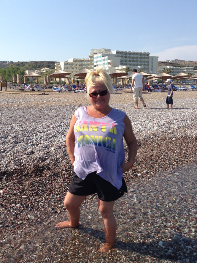 Mirabela Dauer a fost fotografiata pe plaja si comentata pentru silueta sa. artista a replicat insa ca, pentru varsta ei...se tine bine