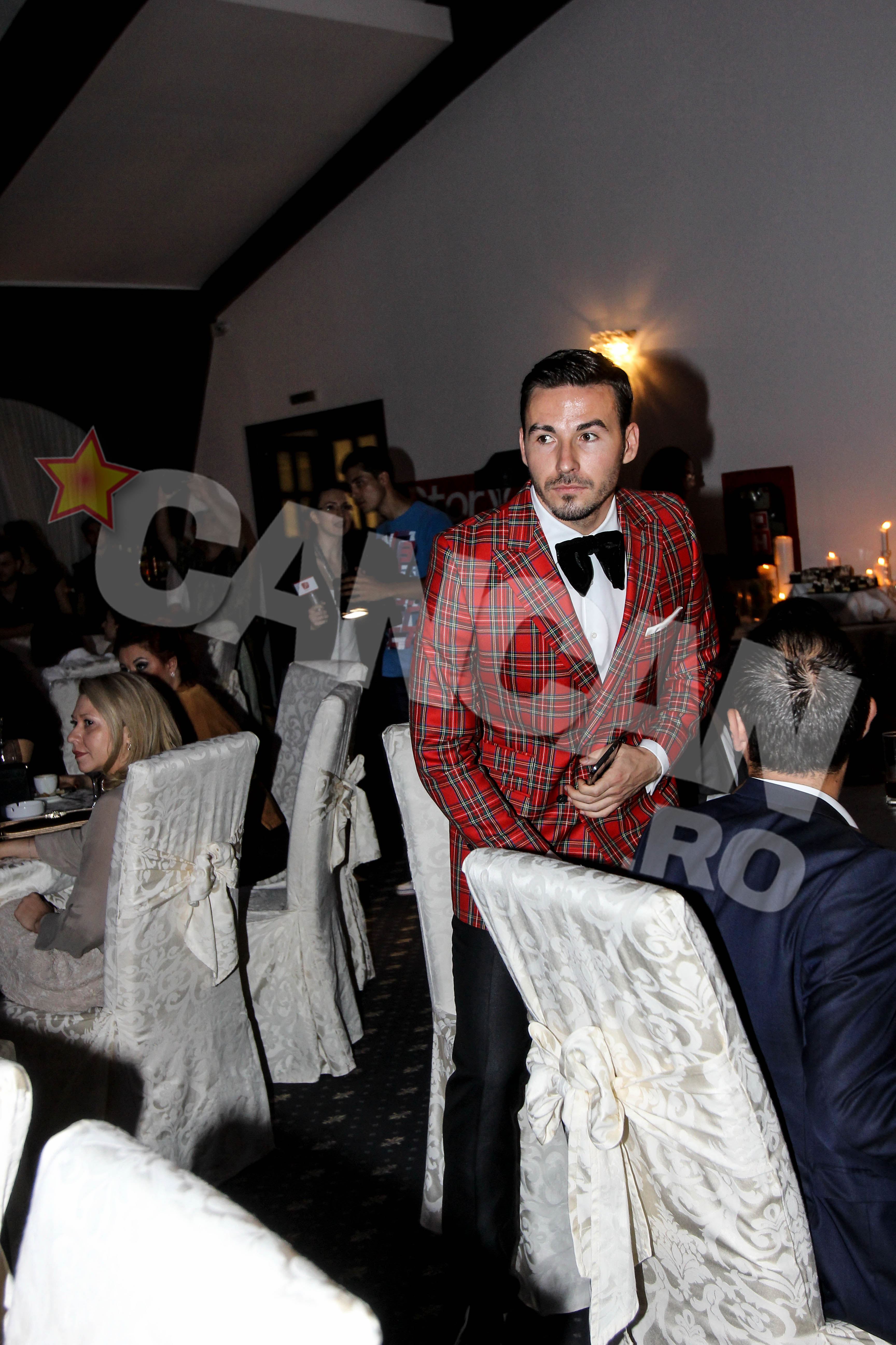 Fotbalistul a zarit-o imediat pe fosta lui iubita si a urmarit-o cu privirea toata seara