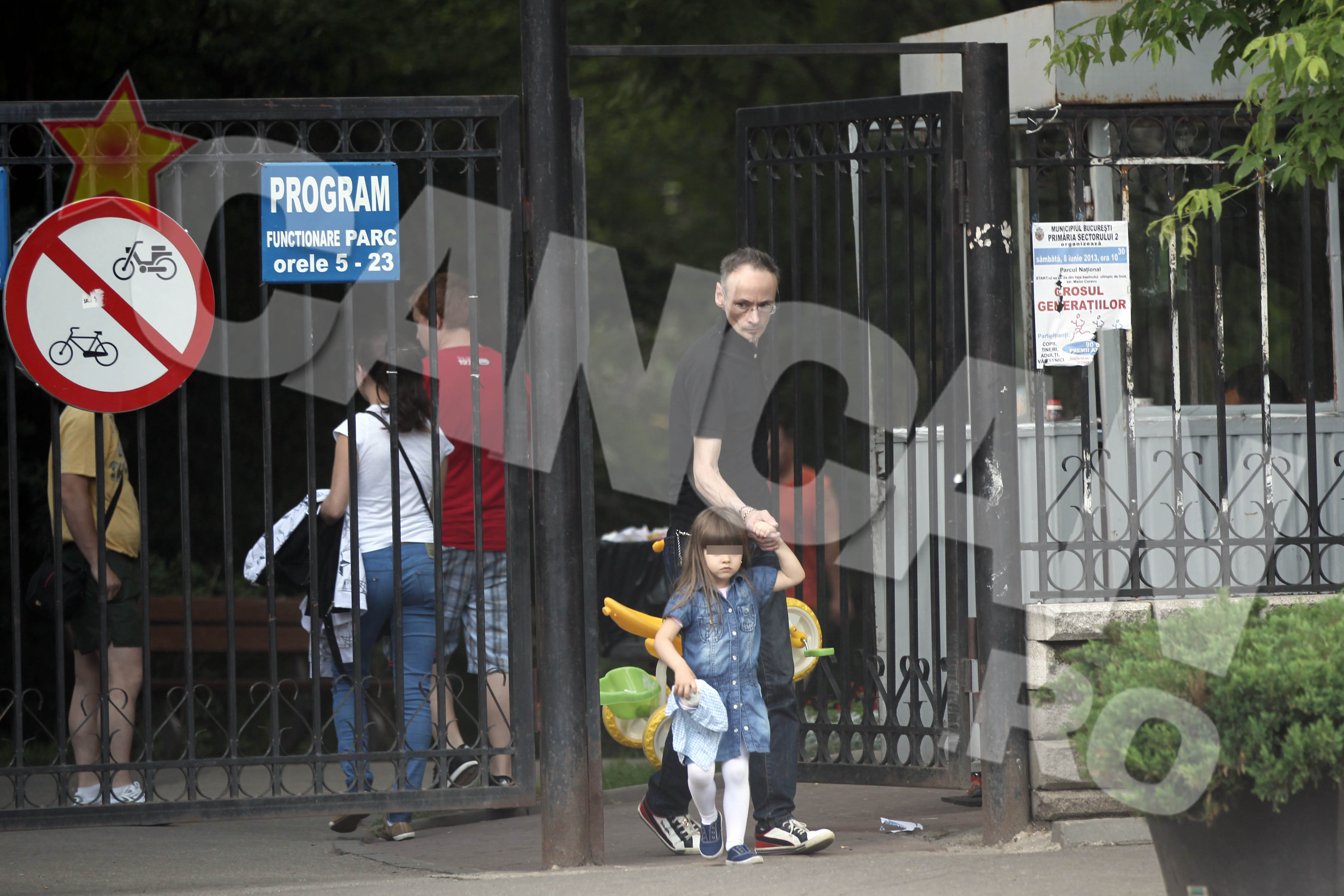 Creatorul de pantofi se ocupa cu mare atentie de fetita care, mostenind-o probabil pe mama ei, e foarte cocheta