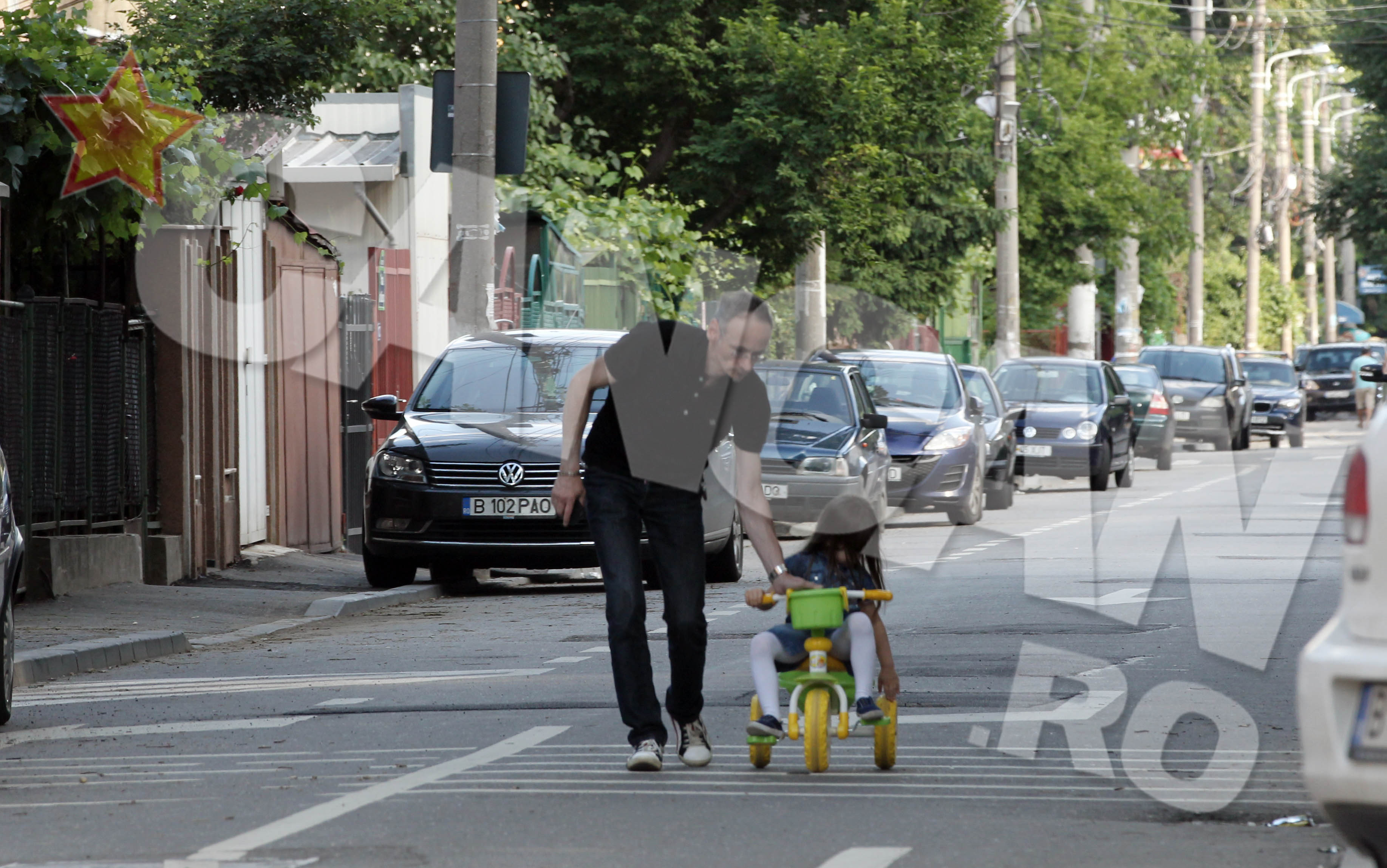 Mihai ii supravegheaza Michaelei si mersul pe tricicleta. E si normal de altfel, atat timp cat actiunea se produce fix pe mijlocul strazii