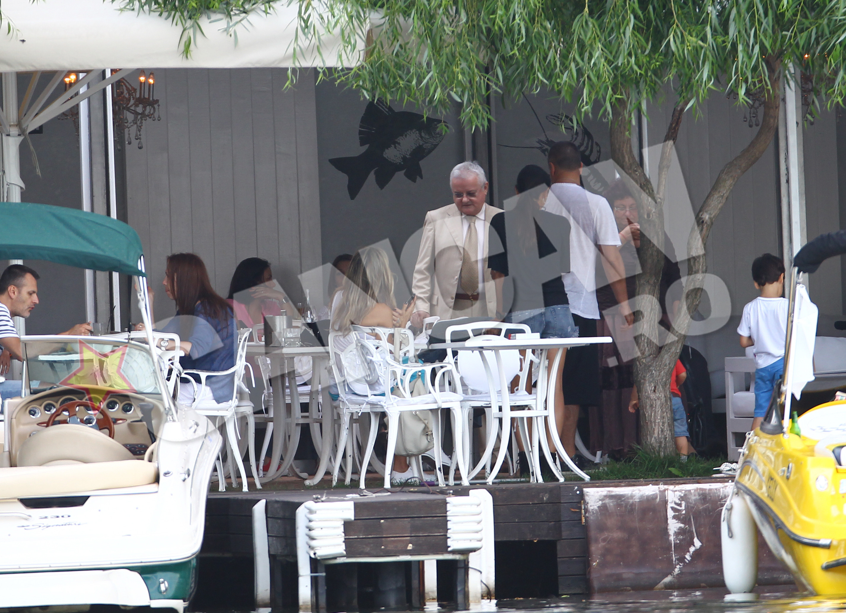 Irinel Columbeanu a scos-o pe Irina la o plimbare pe malul lacului