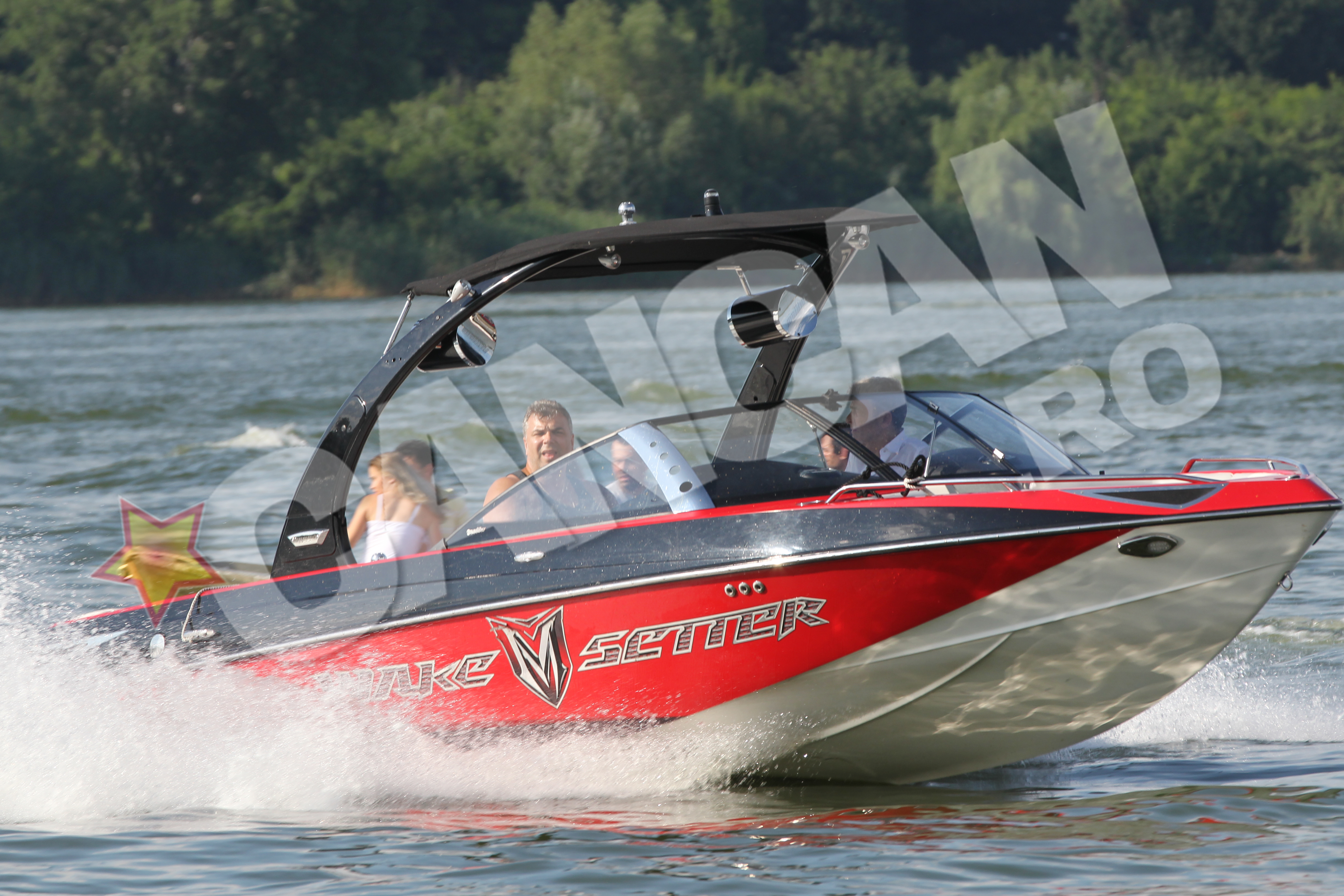 Cosmin Olaroiu a profitat de ziua frumoasa si si-a scos bijuteria pe lac