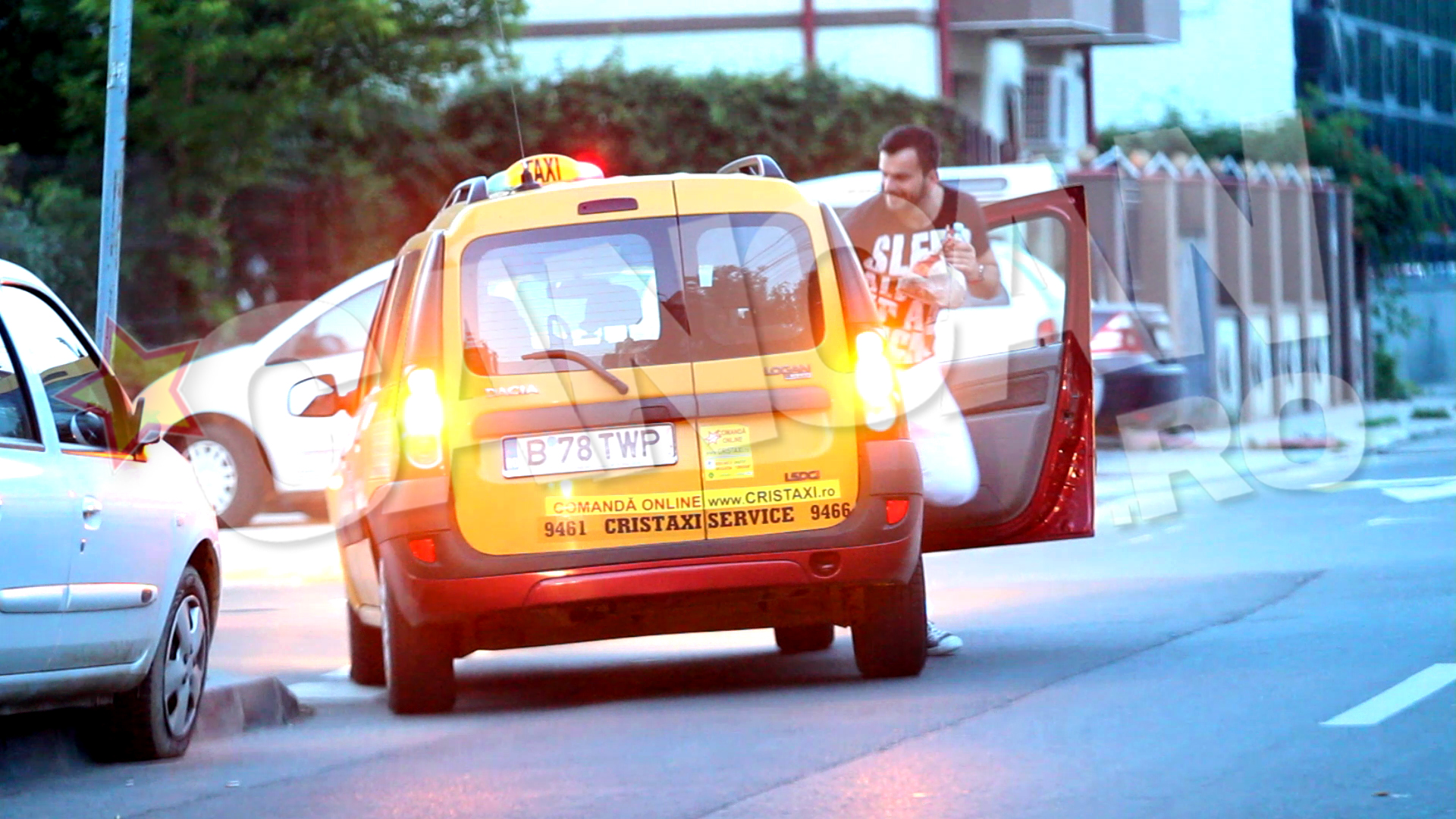 Dupa ce le-a lasat pe fete pe la caselele lor, handbalistul ajunge la propriul domiciliu. E ora 6.30 si poarta triumfator in mana punga cu mancarea de la fast food