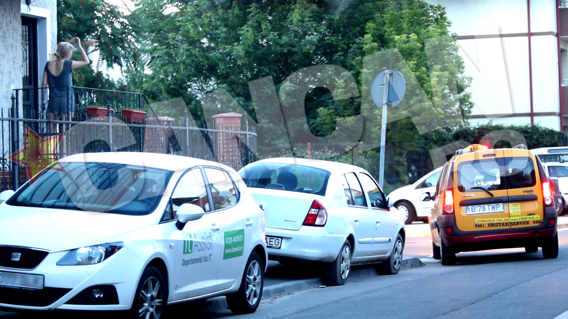 Un singur amanunt i-a scapat lui Novanc: trezita de zgomotul motorului, iubita lui iese din casa in pijama si il ia la rost!