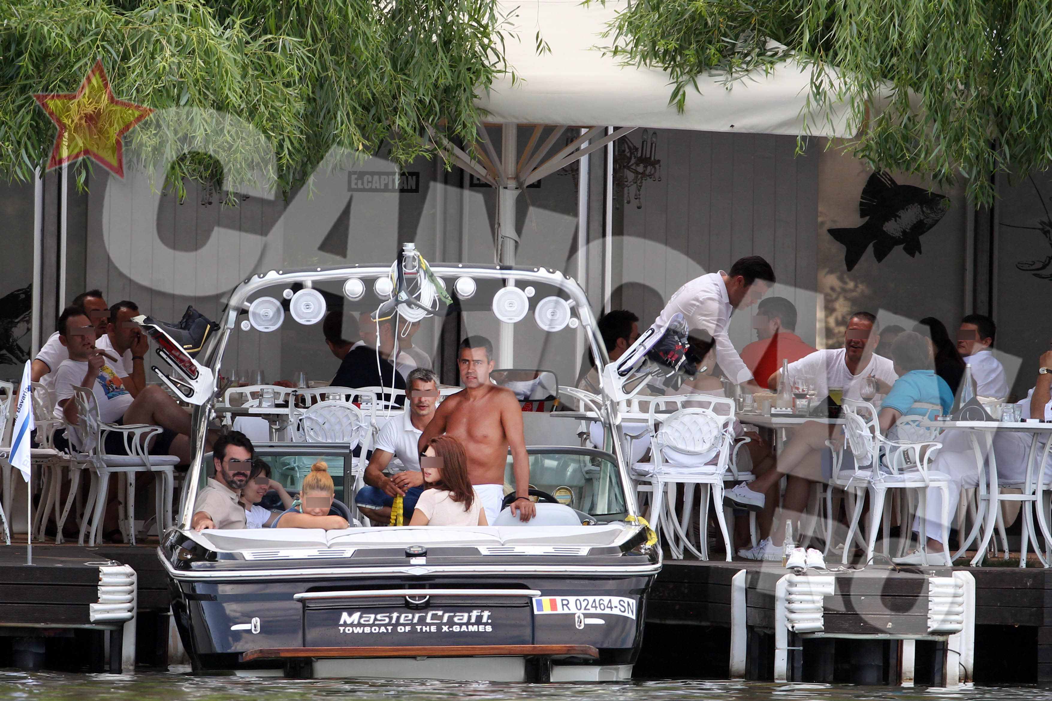 La bustul gol si cu un bronz de Caraibe, milionarul Remus Truica a navigat de-a lungul si de-a latul Snagovului.