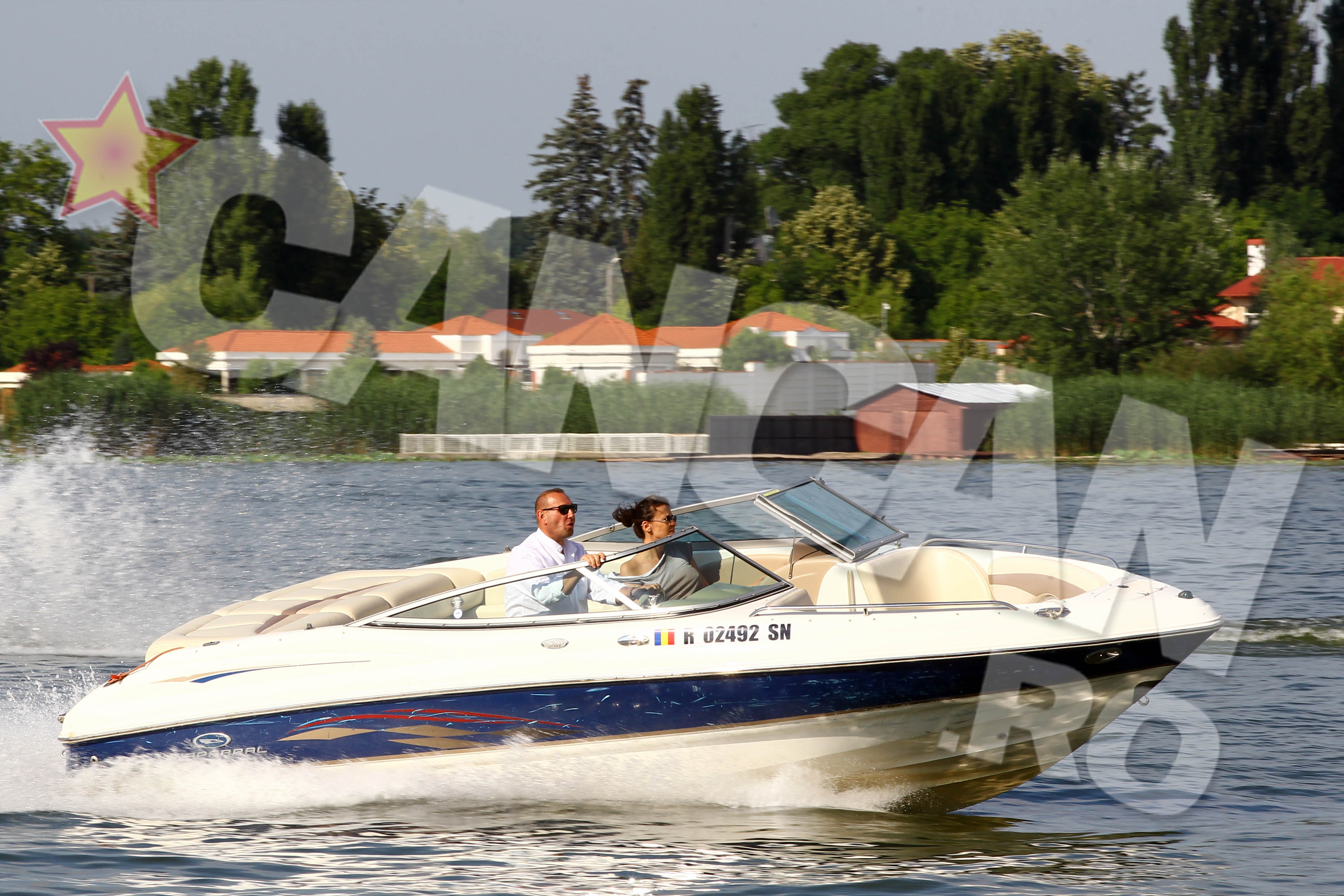 Cu doar un weekend inainte de nunta, Viorel Catarama si Adina Alberts au iesit la o plimbare romantica pe Snagov, intr-o ambarcatiune 